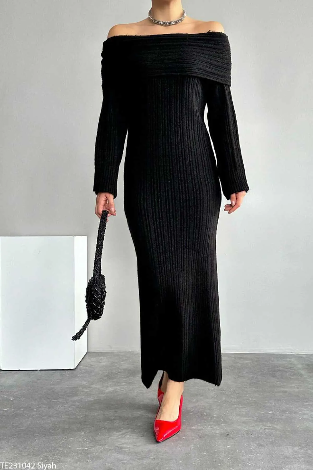 My Blog  Schwarzes Rippstrickkleid mit Madonna-Kragen für Damen
