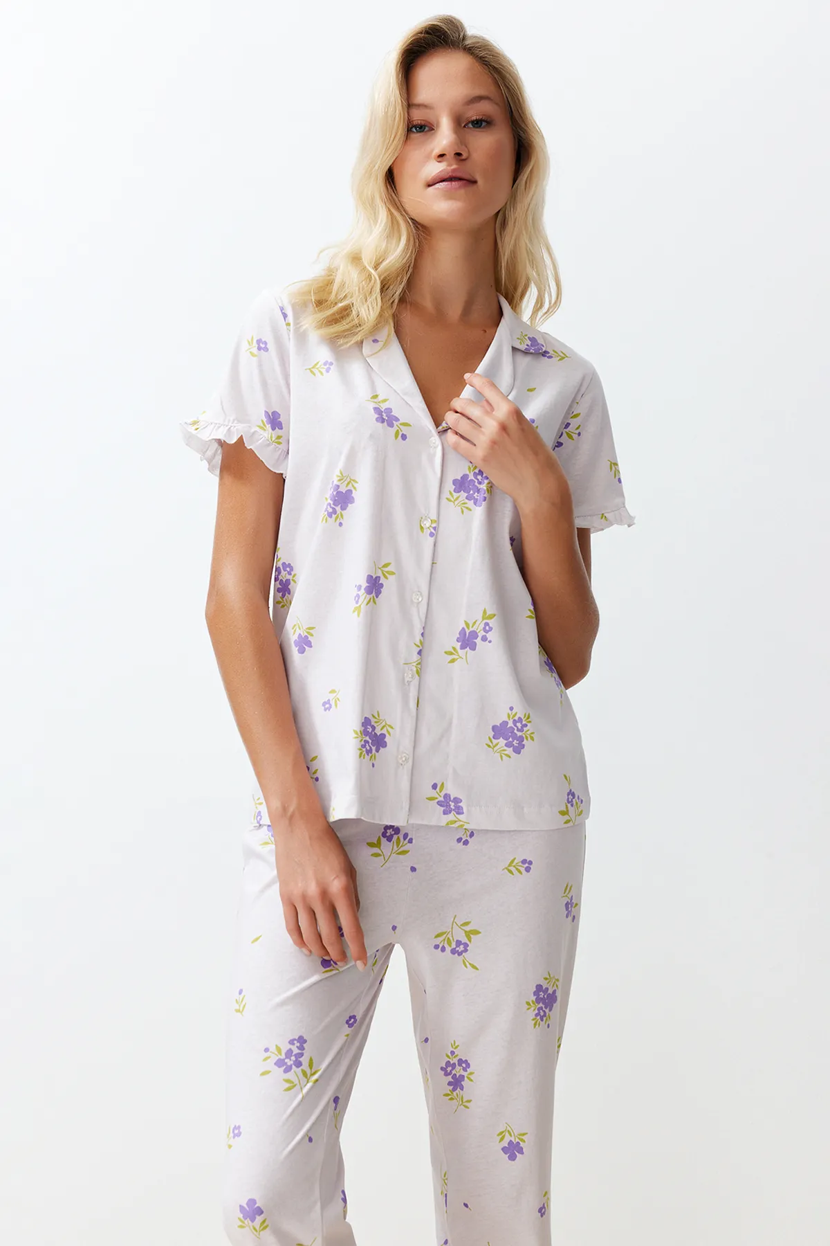 Trendyol Collection  Ecru-Multicolor-Strickpyjama-Set aus 100 % Baumwolle mit Blumenrüschen und detaillierten Details THMSS24PT00228