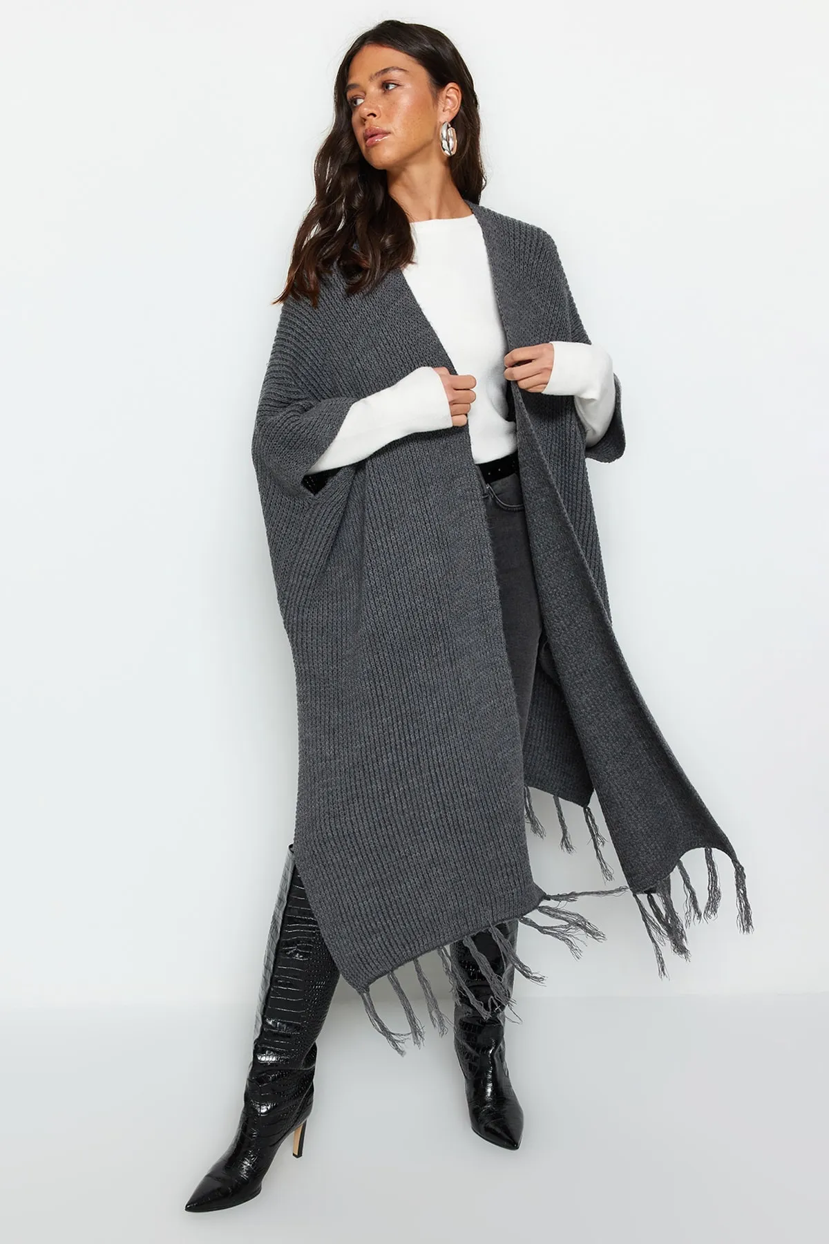 Trendyol Modest  Anthrazitfarbener langer Strickcardigan mit Quasten am Saum TCTAW23TH00008