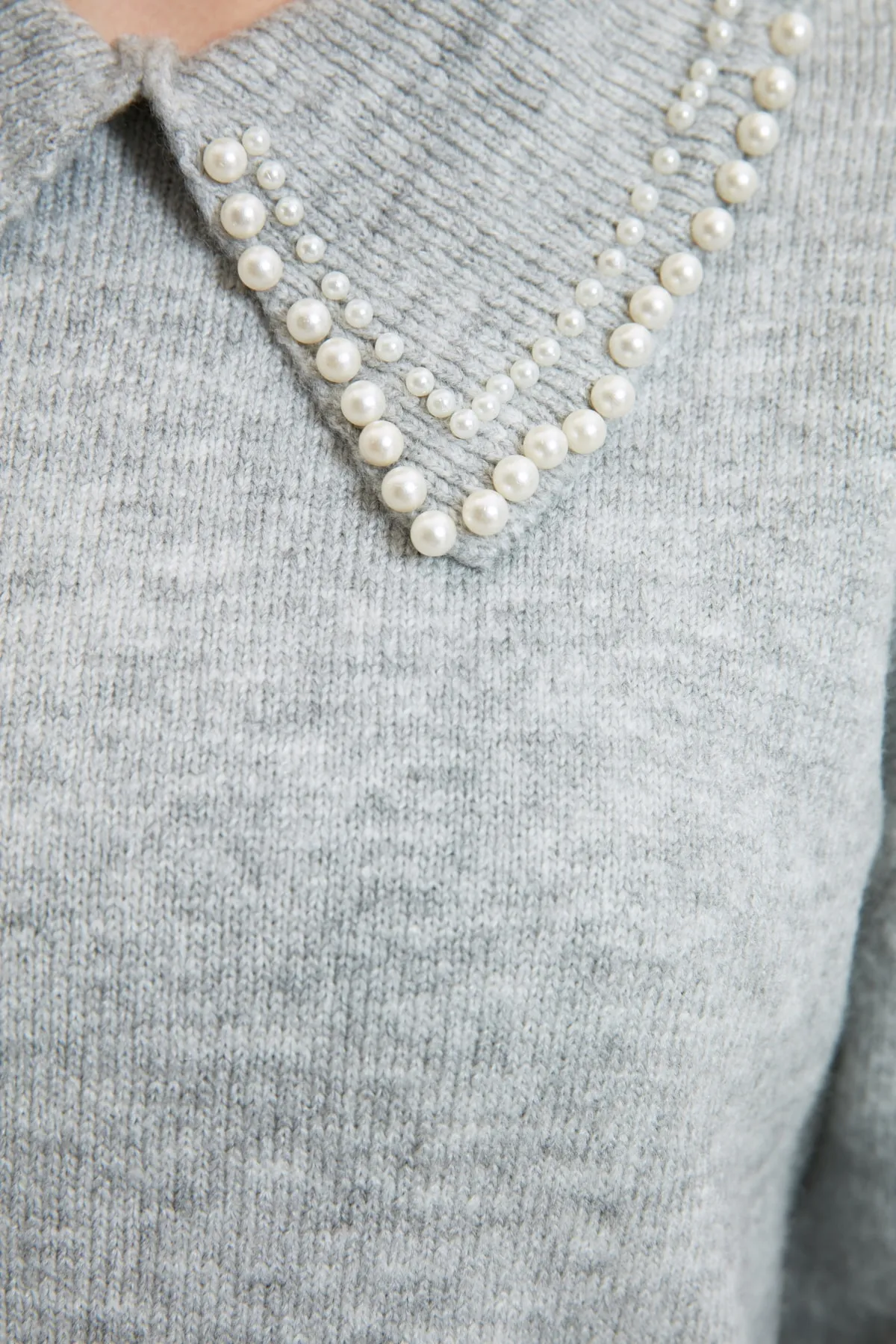 Trendyol Modest  Grauer, weicher Strickpullover mit Perlenmuster für Babykragen TCTAW22AK0238