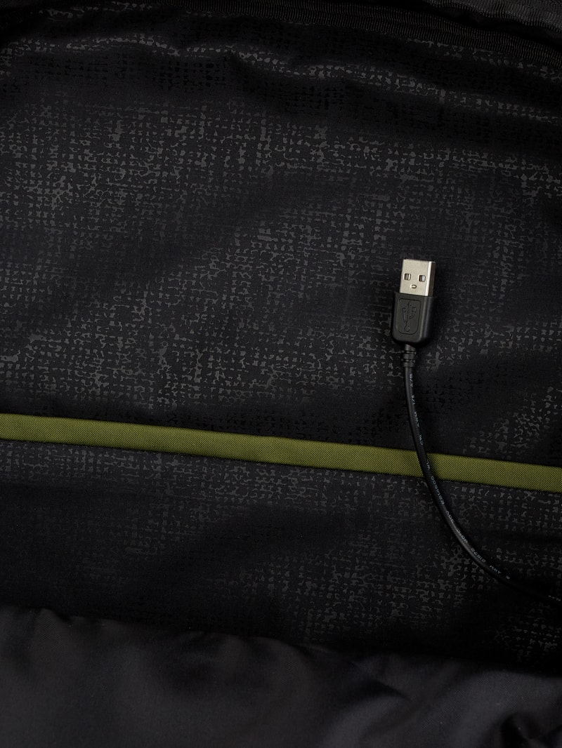Rucksack mit USB-Anschluss in schwarz