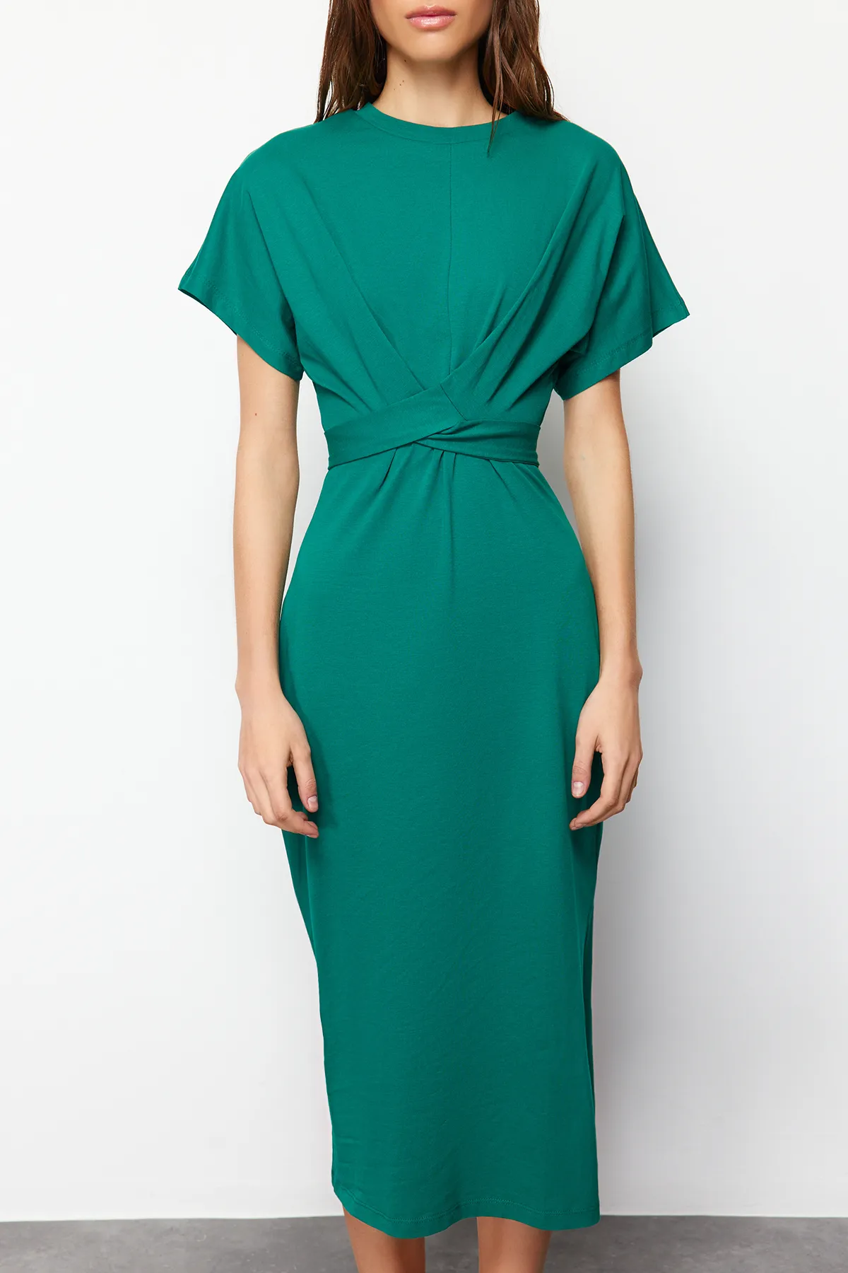 Trendyol Collection  Smaragdgrünes, tailliertes Midi-Bleistiftkleid aus 100 % Baumwolle mit Schlitz und Bindedetail TWOSS21EL0404
