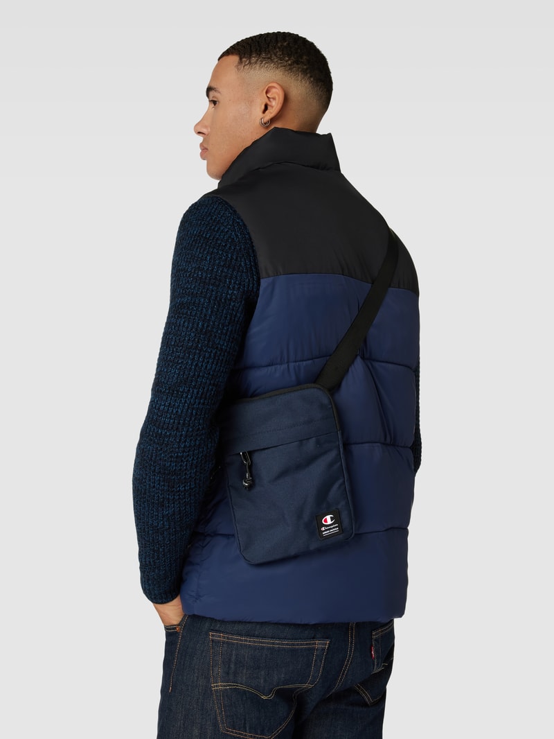 Umhängetasche mit Label-Patch in marineblau