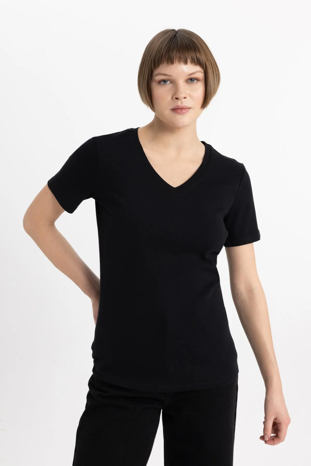 DeFacto  Slim Fit Kurzarm-T-Shirt mit V-Ausschnitt I1080az24sm