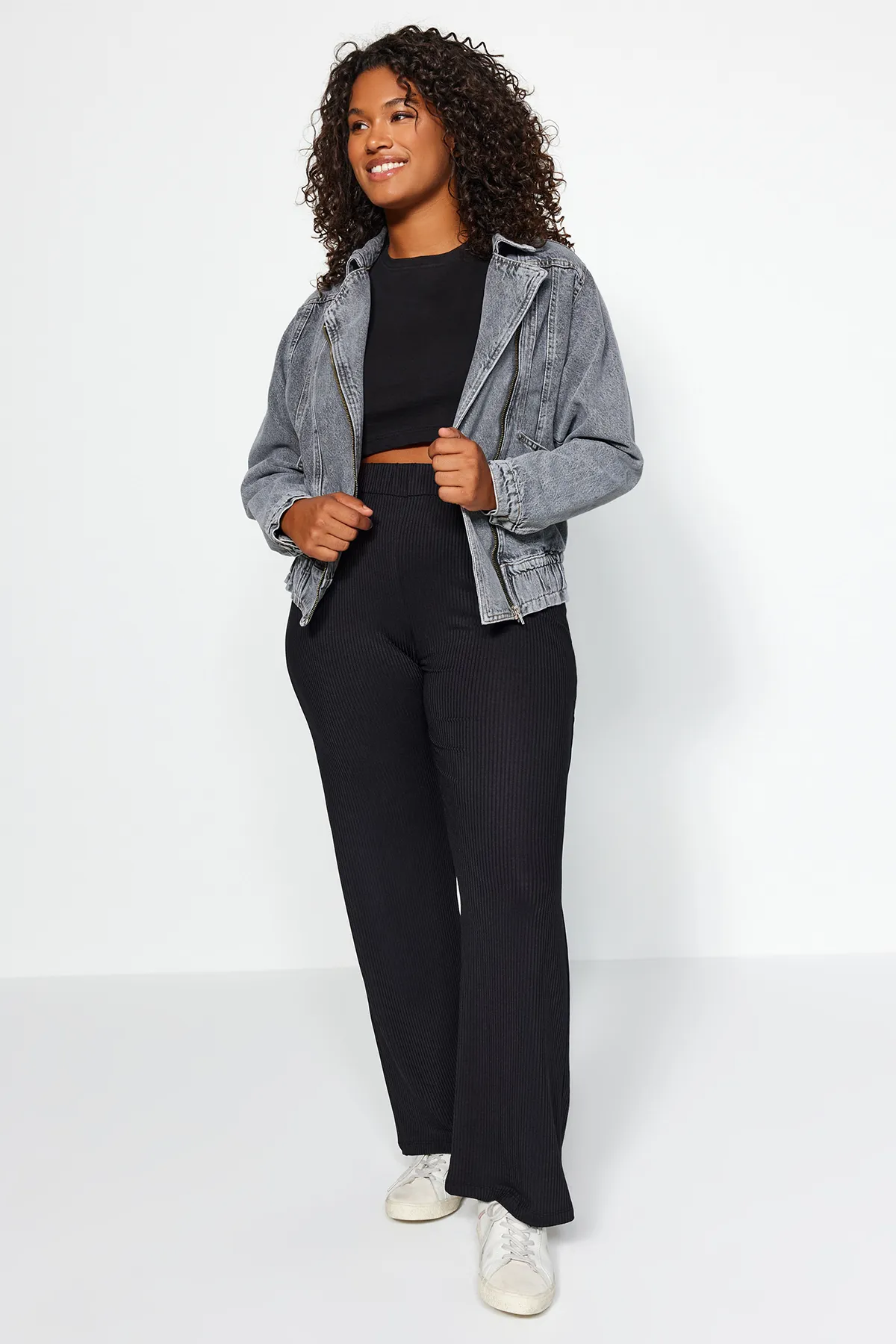 Trendyol Curve  Schwarze, weit geschnittene Strickhose TBSSS23AR00003
