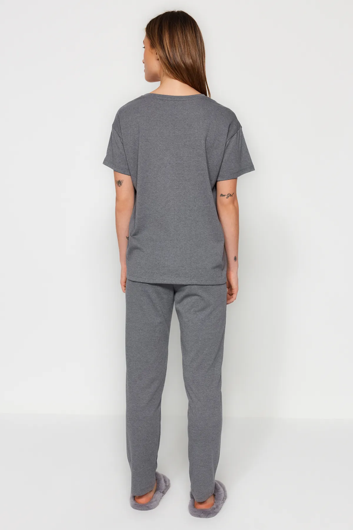 Trendyol Collection  Graues Strick-Pyjama-Set aus 100 % Baumwolle mit Taschendruck und weiter Passform, T-Shirt und Hose THMSS23PT00151