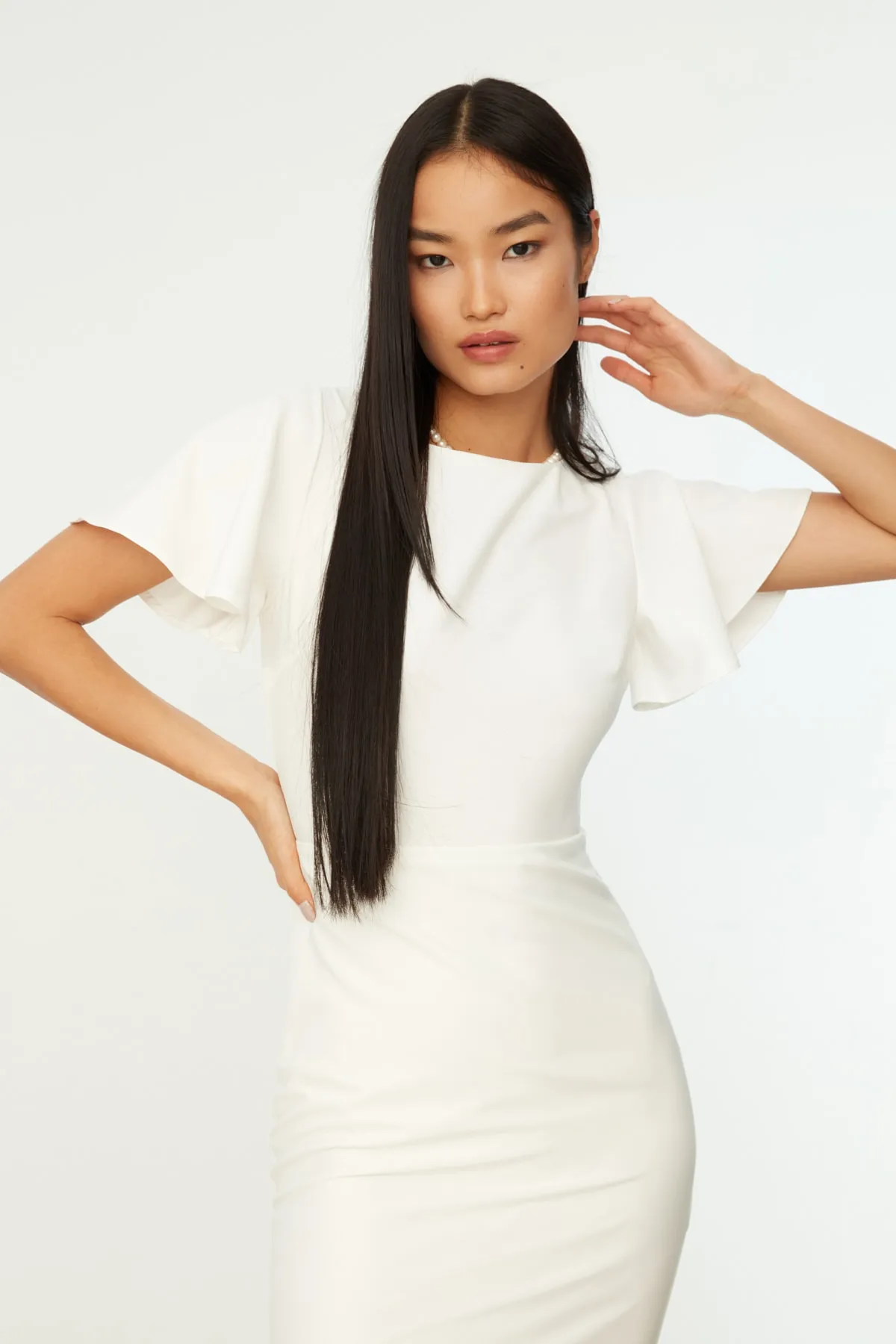 Trendyol Collection  Weißes, figurbetontes Midi-Webkleid mit Volantfutter TWOSS20EL1342