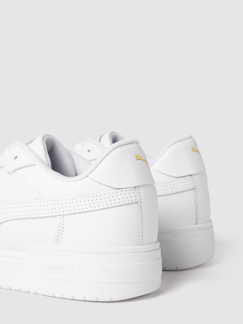 Sneaker mit Perforierungen Modell 'Pro' in weiß