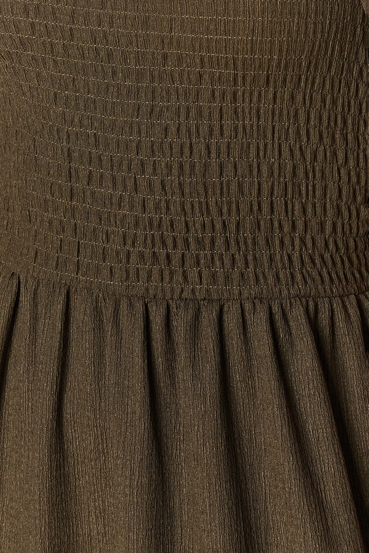 Trendyol Collection  Khakifarbenes Midi-Pullover-Strickkleid mit offener Taille/Skater-Strickkleid mit quadratischem Ausschnitt und Ballonärmeln TWOSS22EL1088