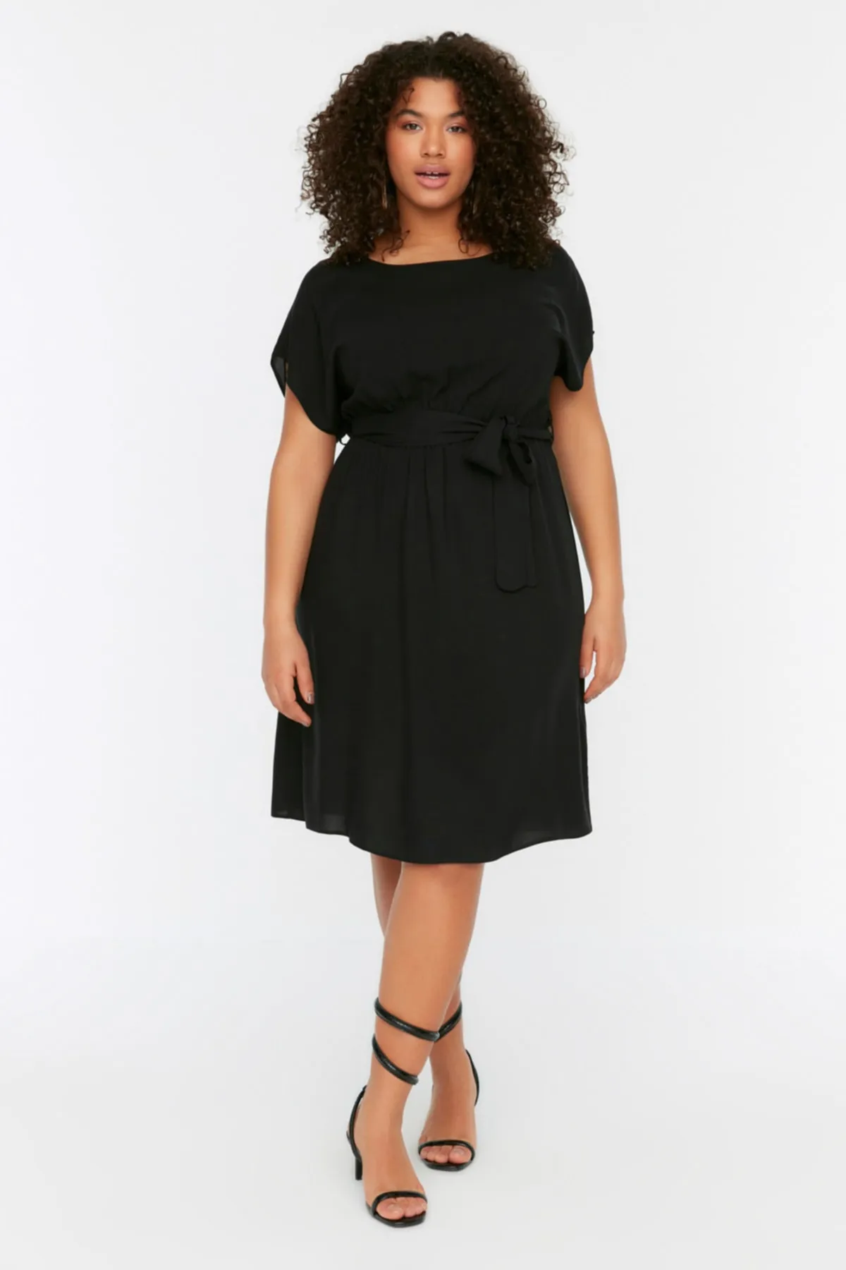 Trendyol Curve  Schwarzes gewebtes Kleid mit Gürtel TBBSS22EL0538