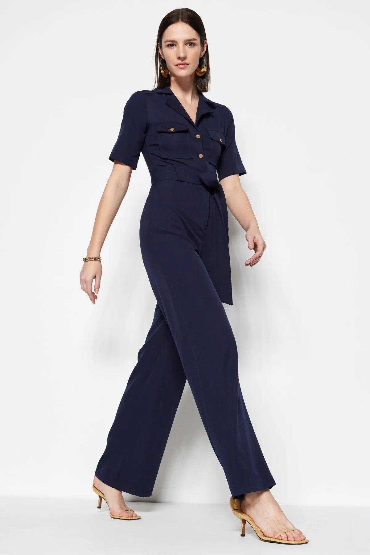 Trendyol Collection  Marineblauer Jumpsuit mit Gürtel und Knöpfen TWOSS20TU0055
