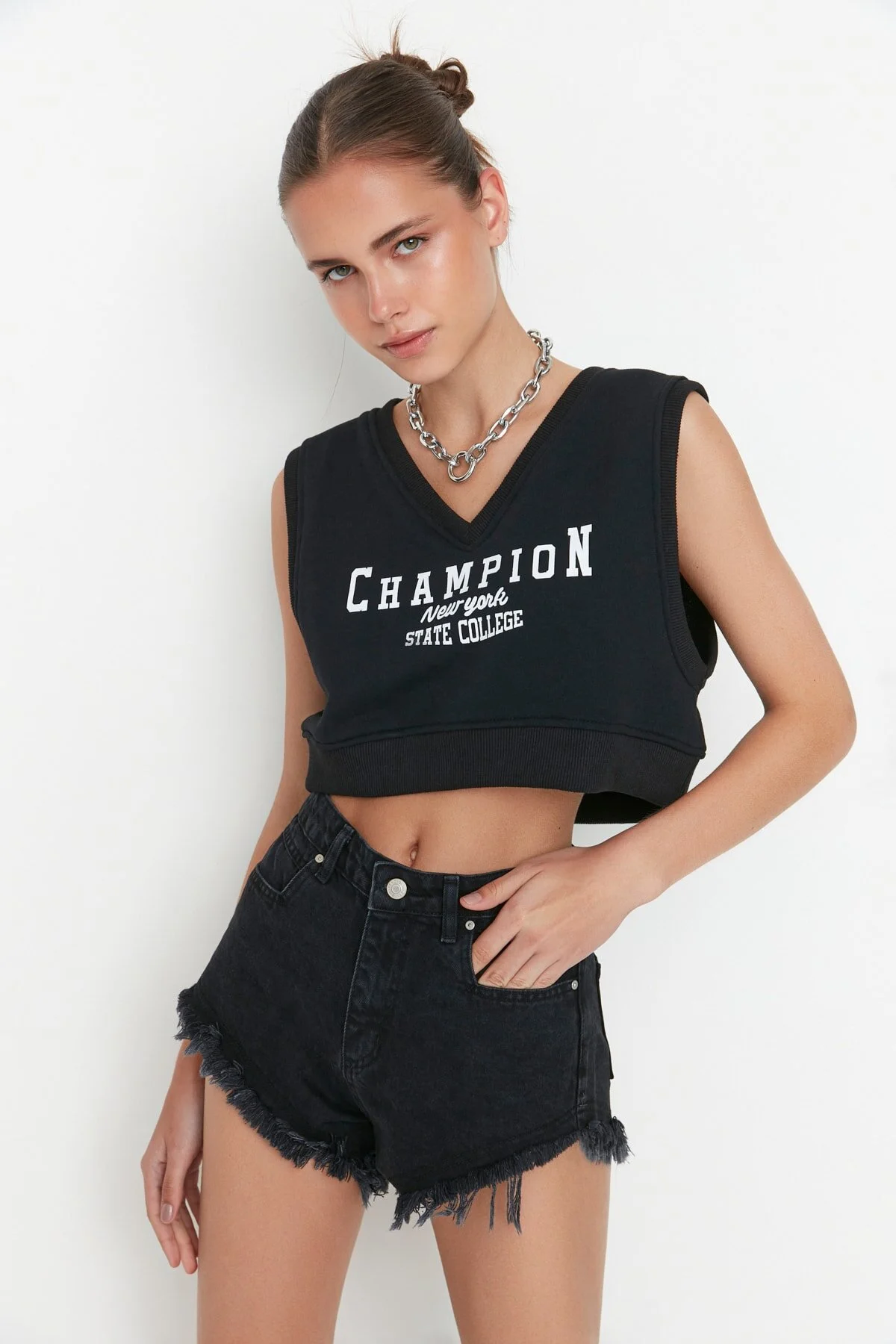 Trendyol Collection  Schwarze Jeansshorts mit zerrissenem Detail und hoher Taille TWOSS22SR00152