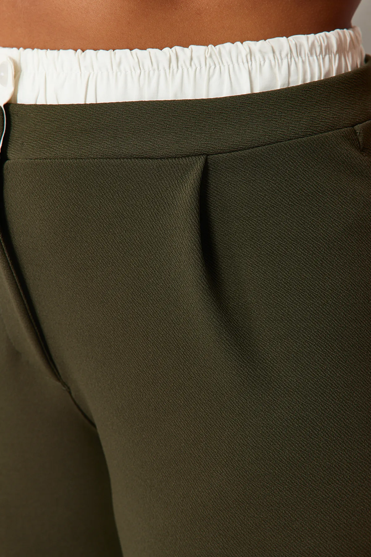 Trendyol Curve  Khakifarbene Strickhose mit Taillendetail TBBSS24AR00000
