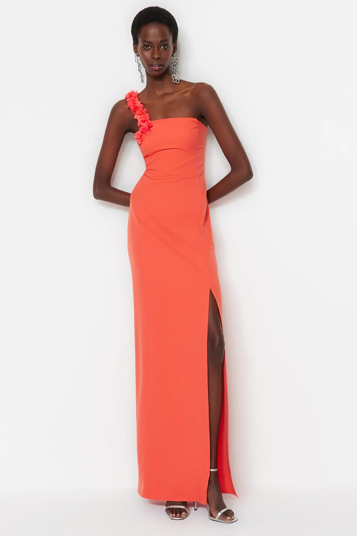 Trendyol Collection  Langes Abendkleid mit gewebten Granatapfelblüten TPRSS23AE00097