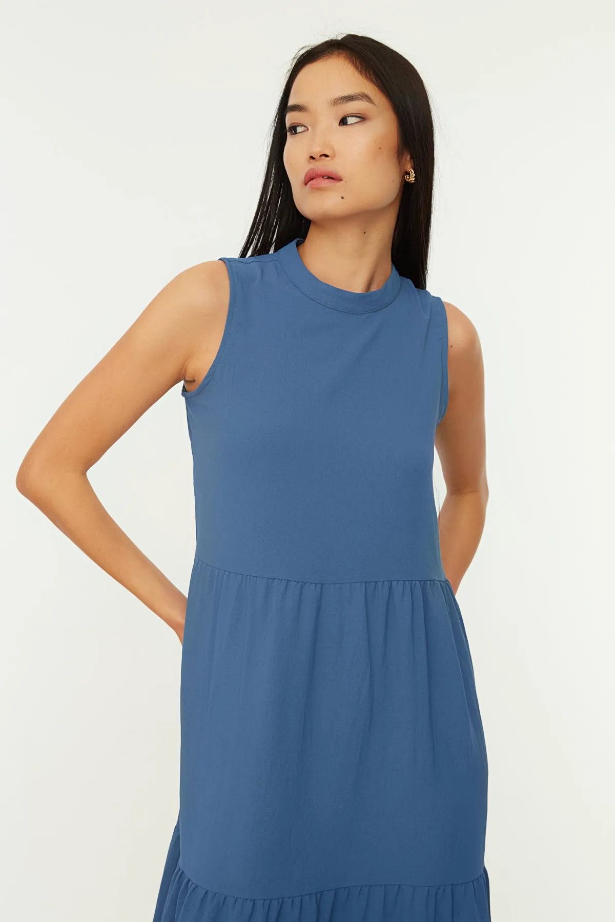 Trendyol Collection  Blaues, gerade geschnittenes, gewebtes Midikleid mit Stehkragen TWOSS20EL1864