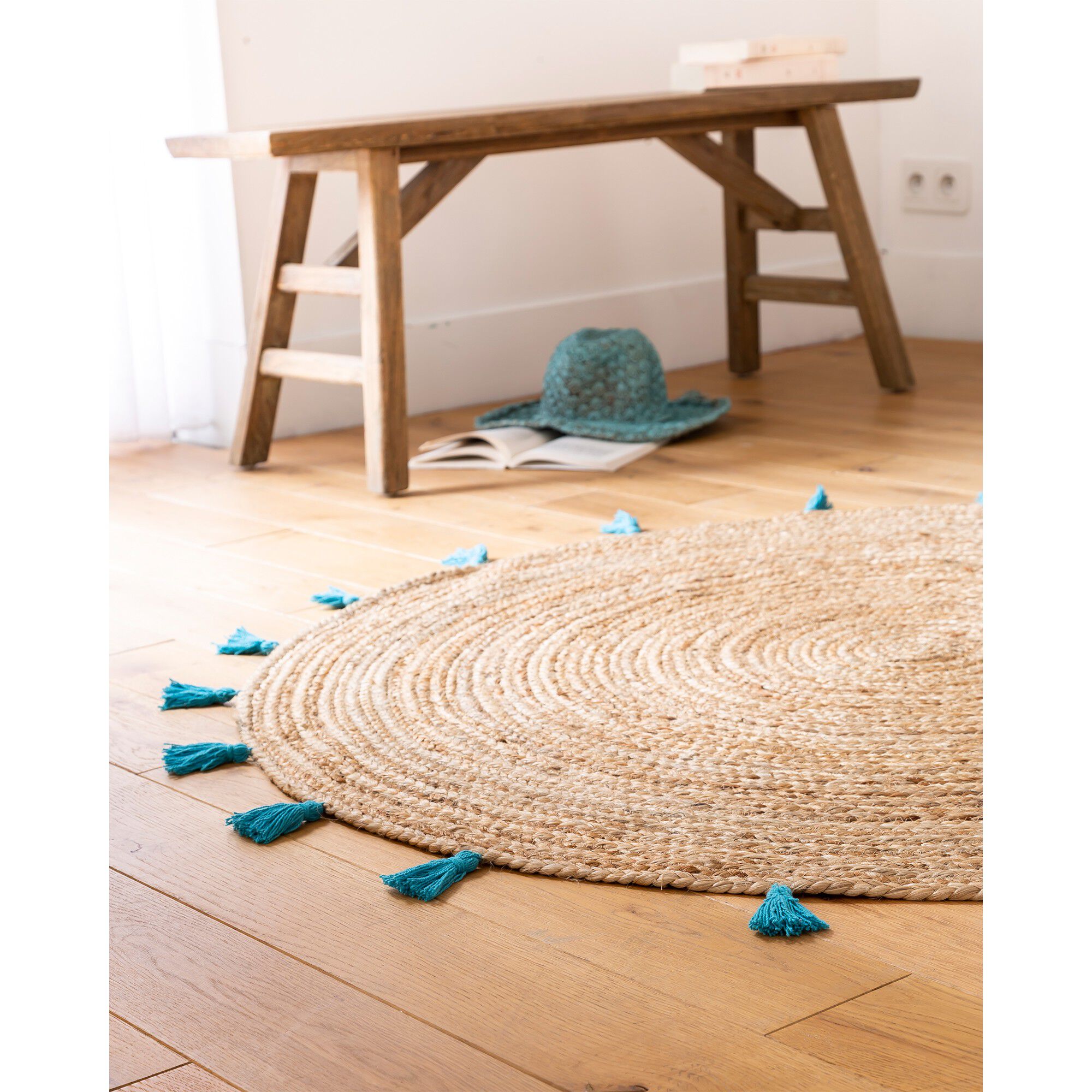 Tapis rond en jute avec pompons de couleur