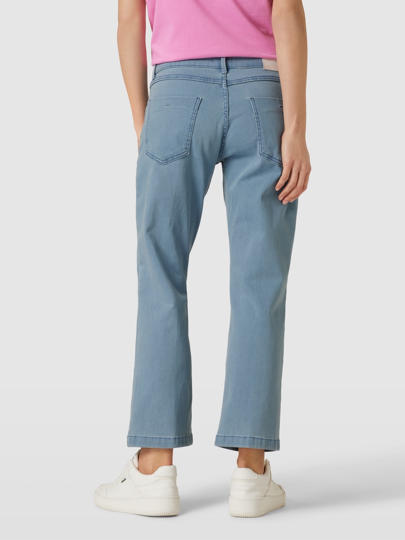 Jeans mit Label-Patch in hellblau