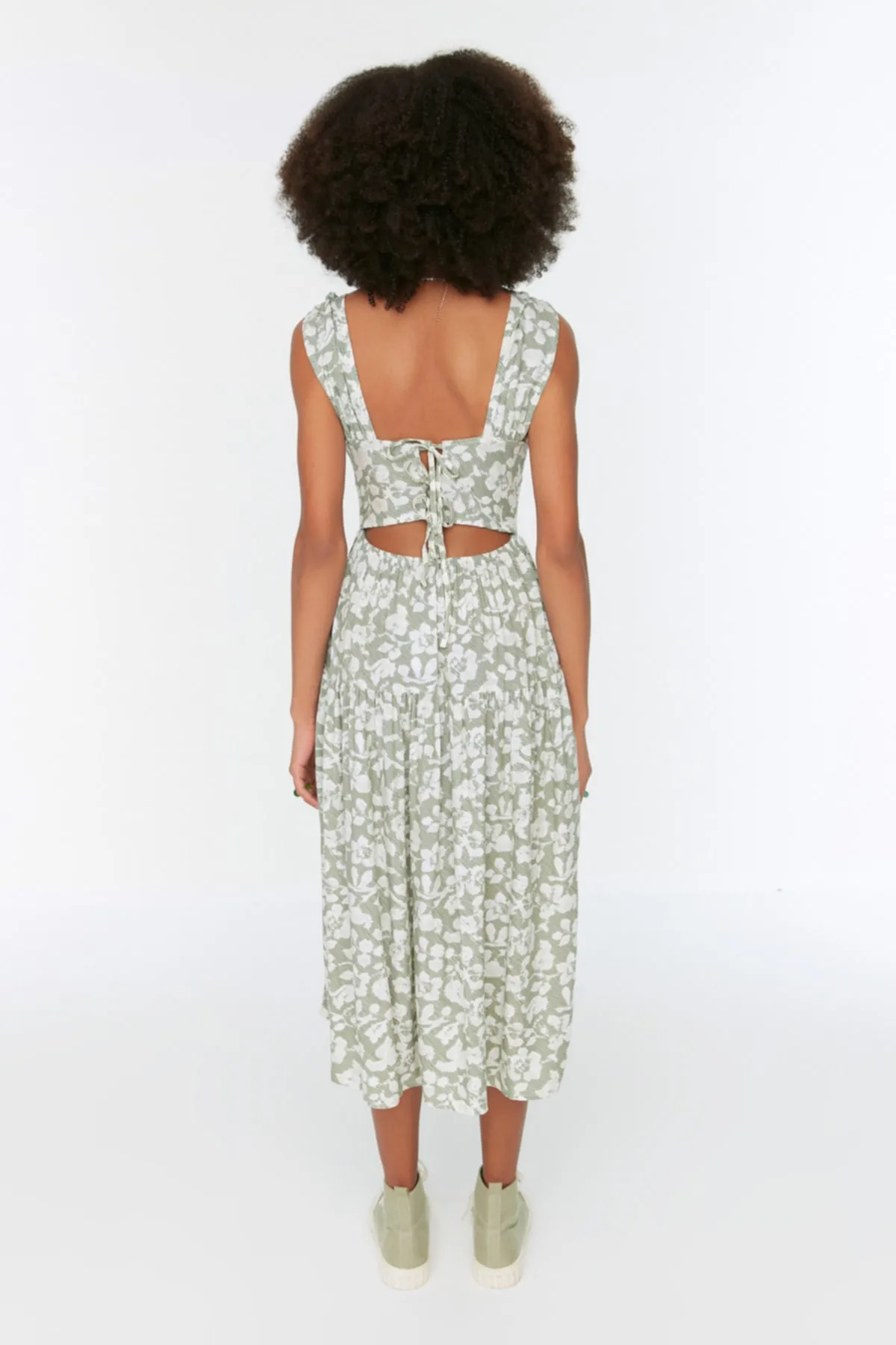 Trendyol Collection  Mintgrünes Midikleid mit gewebtem Rückendetail und Blumenmuster und Taillenöffnung TWOSS21EL0709