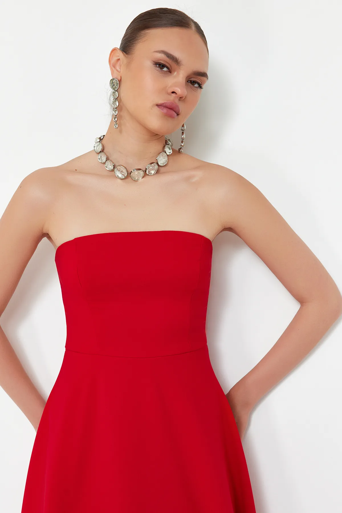Trendyol Collection  Rotes Abendkleid mit Taillenöffnung/Skater-Stil TPRSS24EL00139