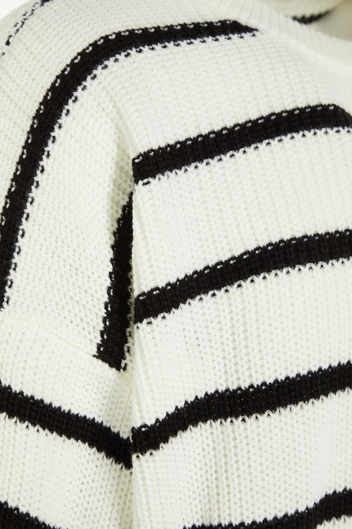 Trendyol Collection  Ecru Unisex-Pullover in Oversize-Passform, weiter Passform, Rundhalsausschnitt, gestreifter Strickpullover TMNAW23KZ00285