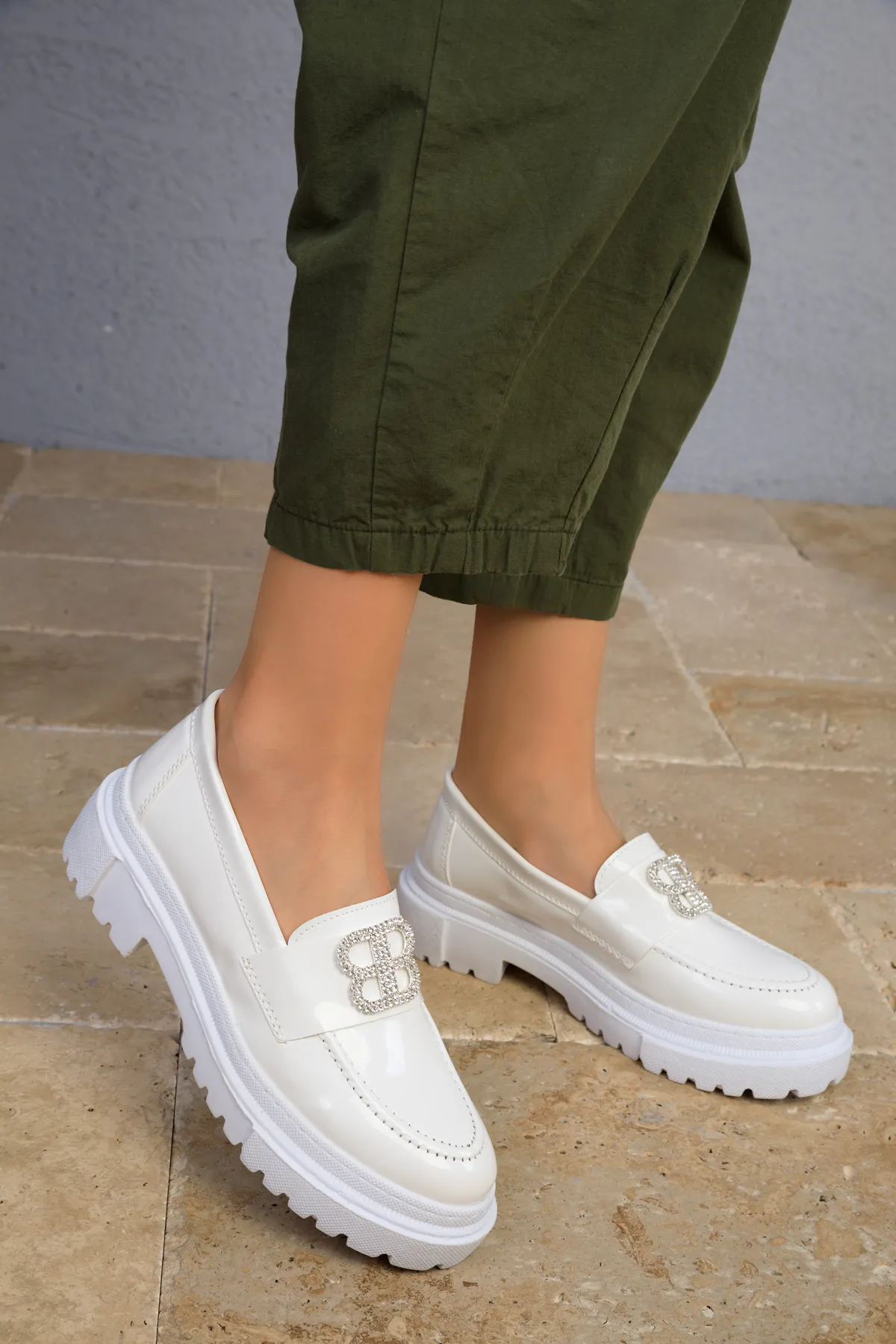 SOHO  Weiße Lackleder-Freizeitschuhe für Damen 18650