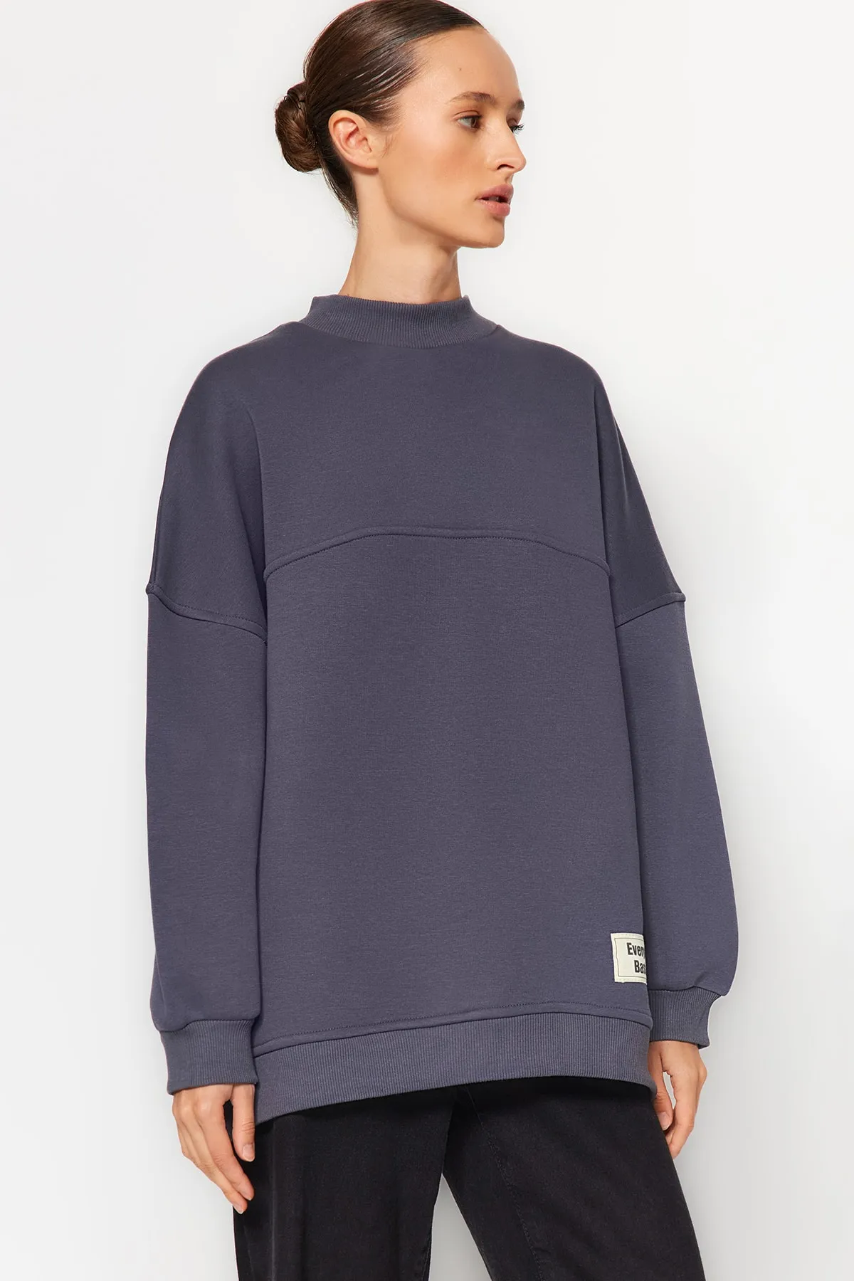Trendyol Modest  Anthrazitfarbenes, übergroßes gestricktes Fuzzy-Sweatshirt TCTAW24TW00022