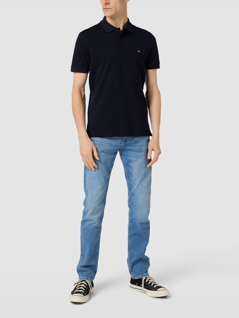 Poloshirt mit Label-Stitching in marineblau