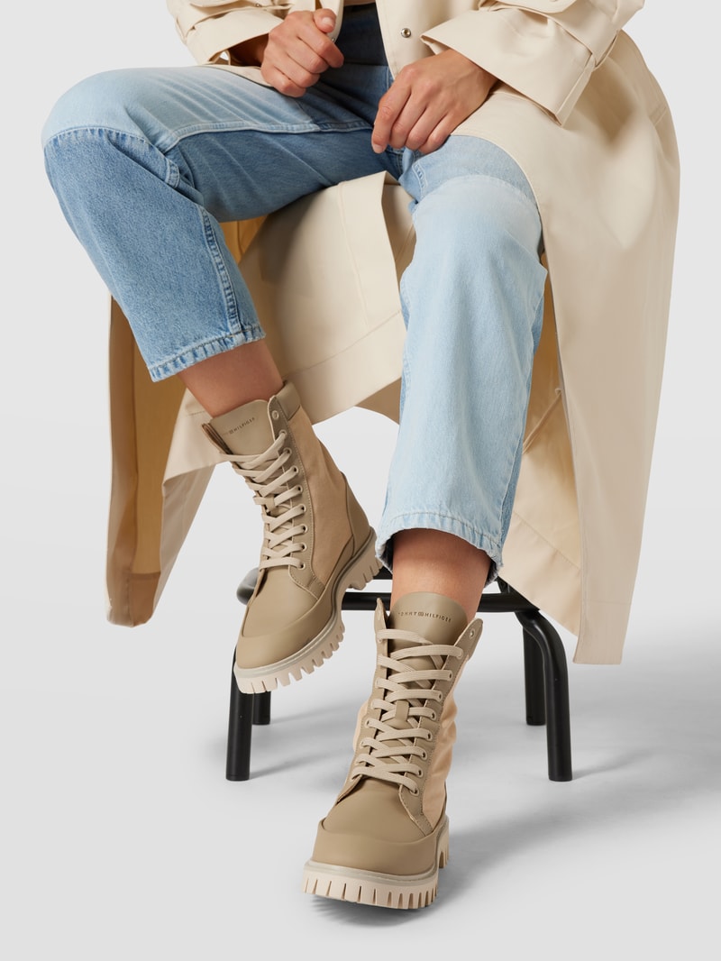 Boots mit Kontrastbesatz in beige