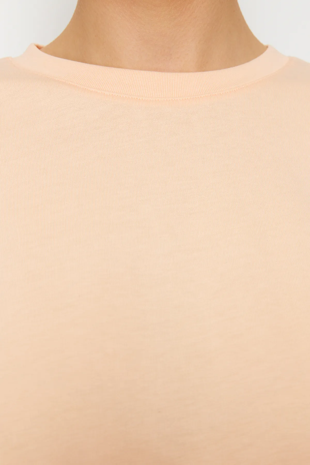 Trendyol Collection  Hochwertiges, pfirsichfarbenes Basic-T-Shirt aus 100 % Baumwolle mit Kurzstrick TWOSS23TS00038