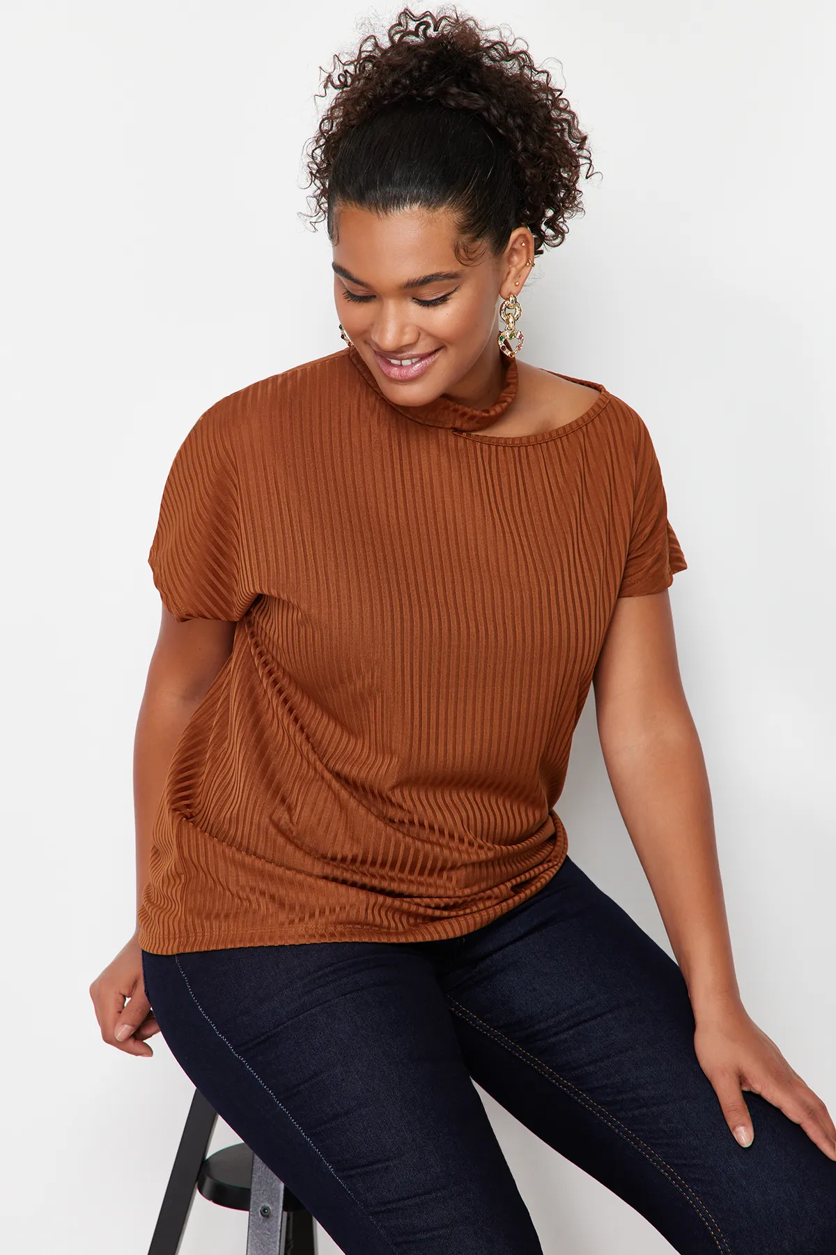 Trendyol Curve  Braune Camisole-Strickbluse in Übergröße
