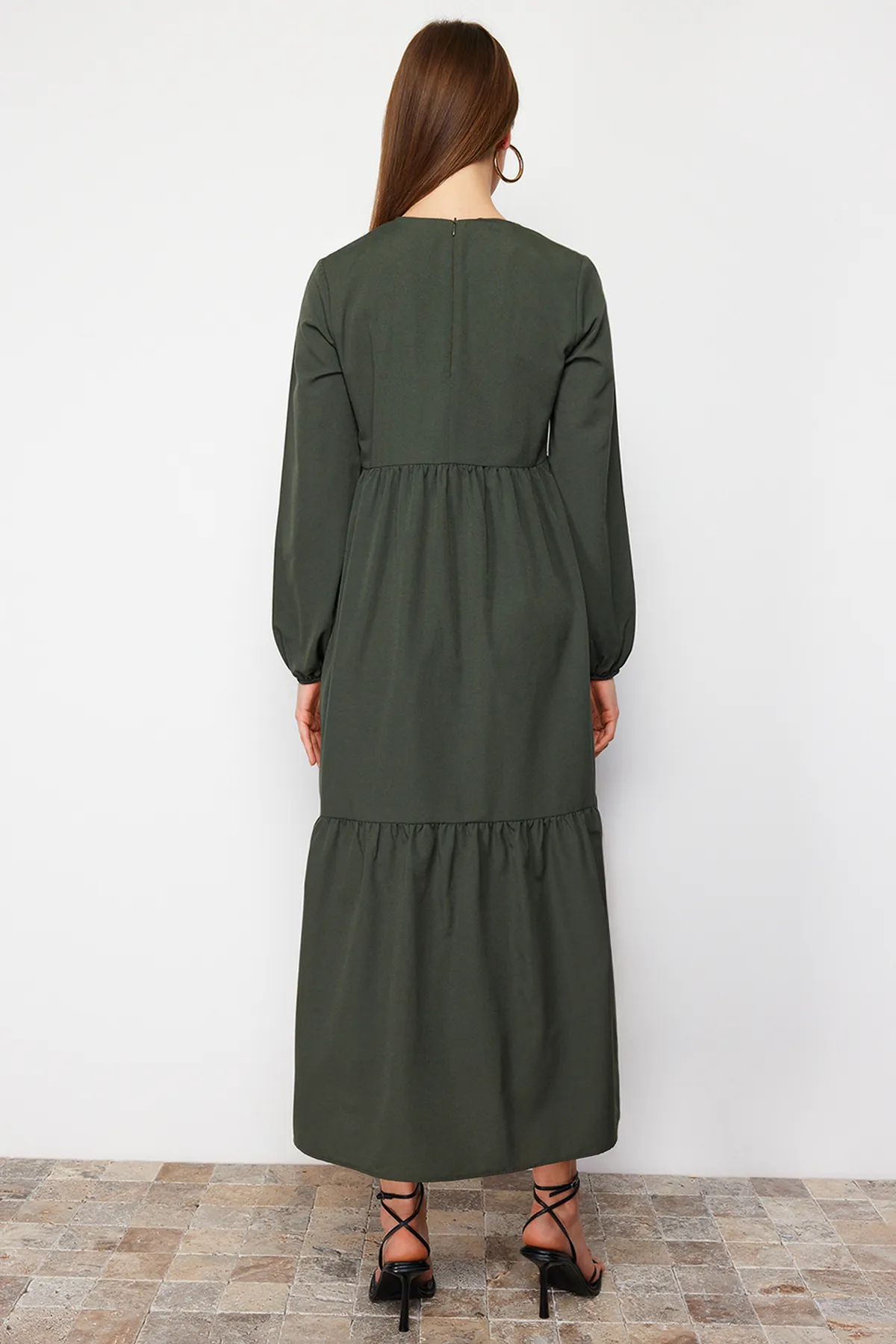 Trendyol Modest  Khakifarbenes, gewebtes Baumwollkleid mit weitem Schnitt und Raffung TCTSS21EL3406