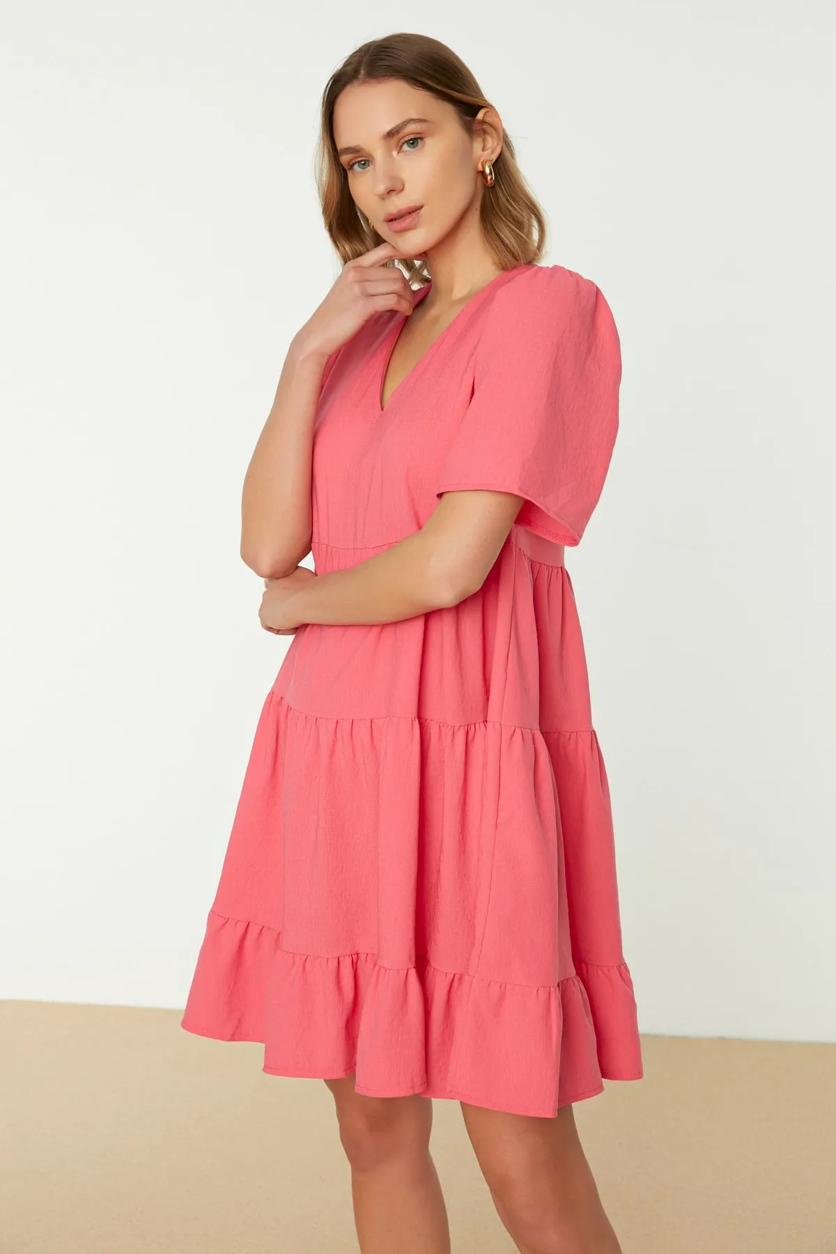 Trendyol Collection  Weit geschnittenes Mini-Webkleid in Fuchsia TWOSS20EL0400