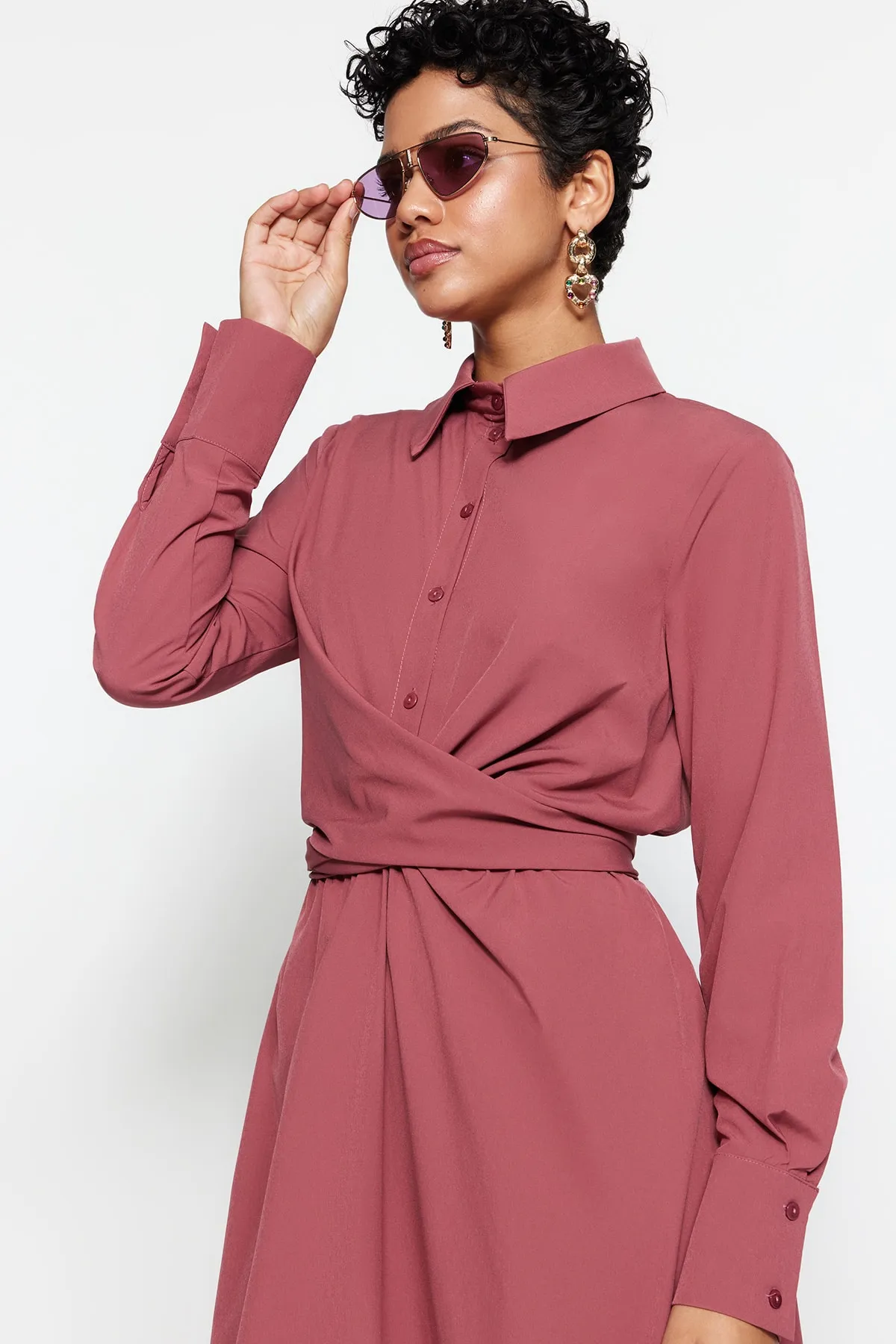 Trendyol Modest  Gewebtes Kleid aus Fallschirmstoff mit getrockneter Rose, Schnürung und detaillierter halber Knopfleiste TCTSS23EB00103