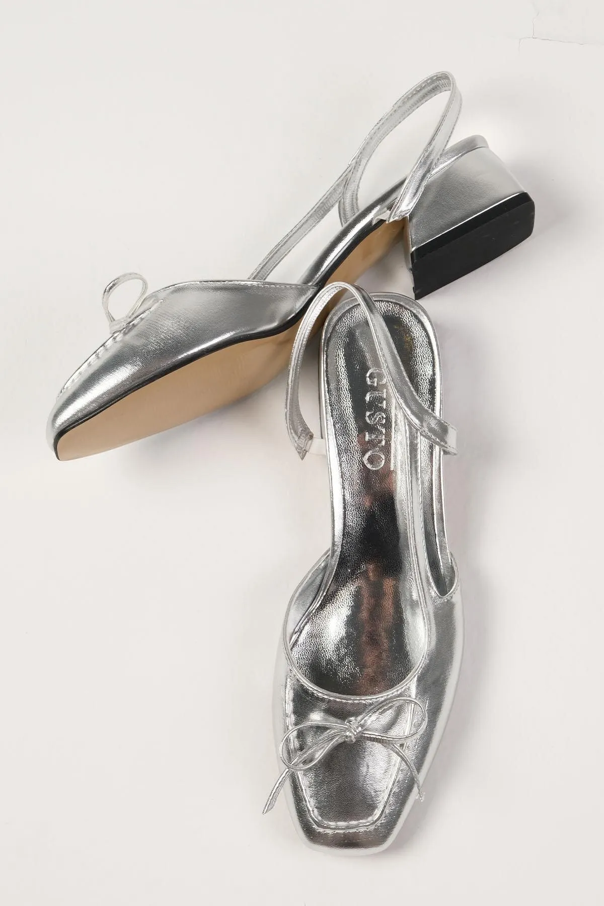 Mio Gusto  Bria Silberfarbene Damenschuhe mit niedrigem Absatz und offenem Rücken