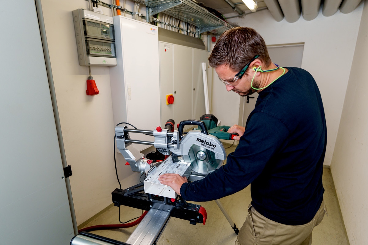 Metabo 615254000 KGSV 254 MC Miter saw with pull function