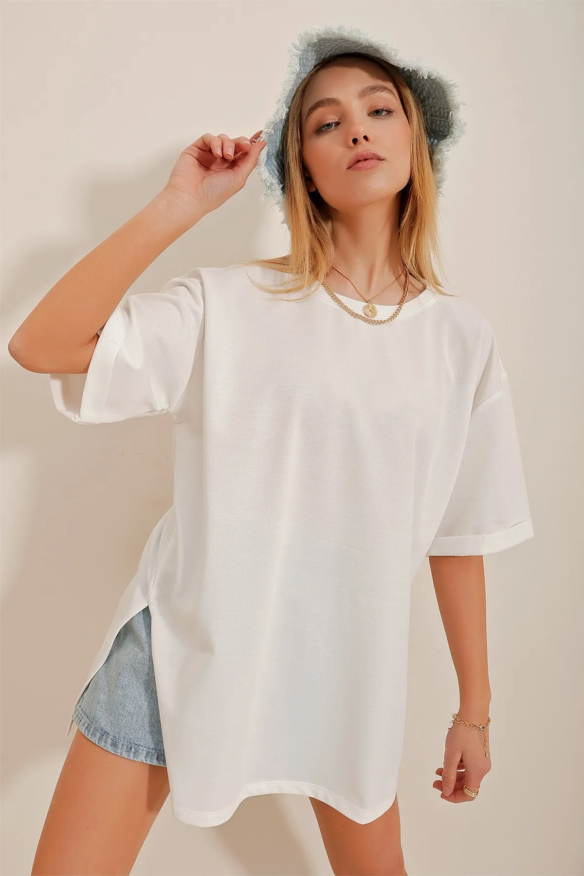 Trend Alaçatı Stili  Weißes Damen-T-Shirt mit Rundhalsausschnitt, doppelten Ärmeln, zwei Fäden und Seitenschlitzen in Übergröße ALC-X7871