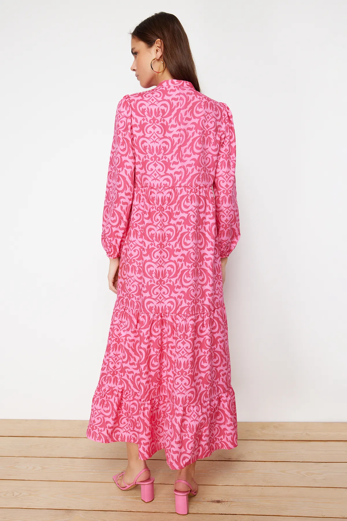 Trendyol Modest  Fuchsiafarbenes, gemustertes Kleid aus gewebter Baumwolle mit halber Knopfleiste und weiter Passform TCTSS23EB00222
