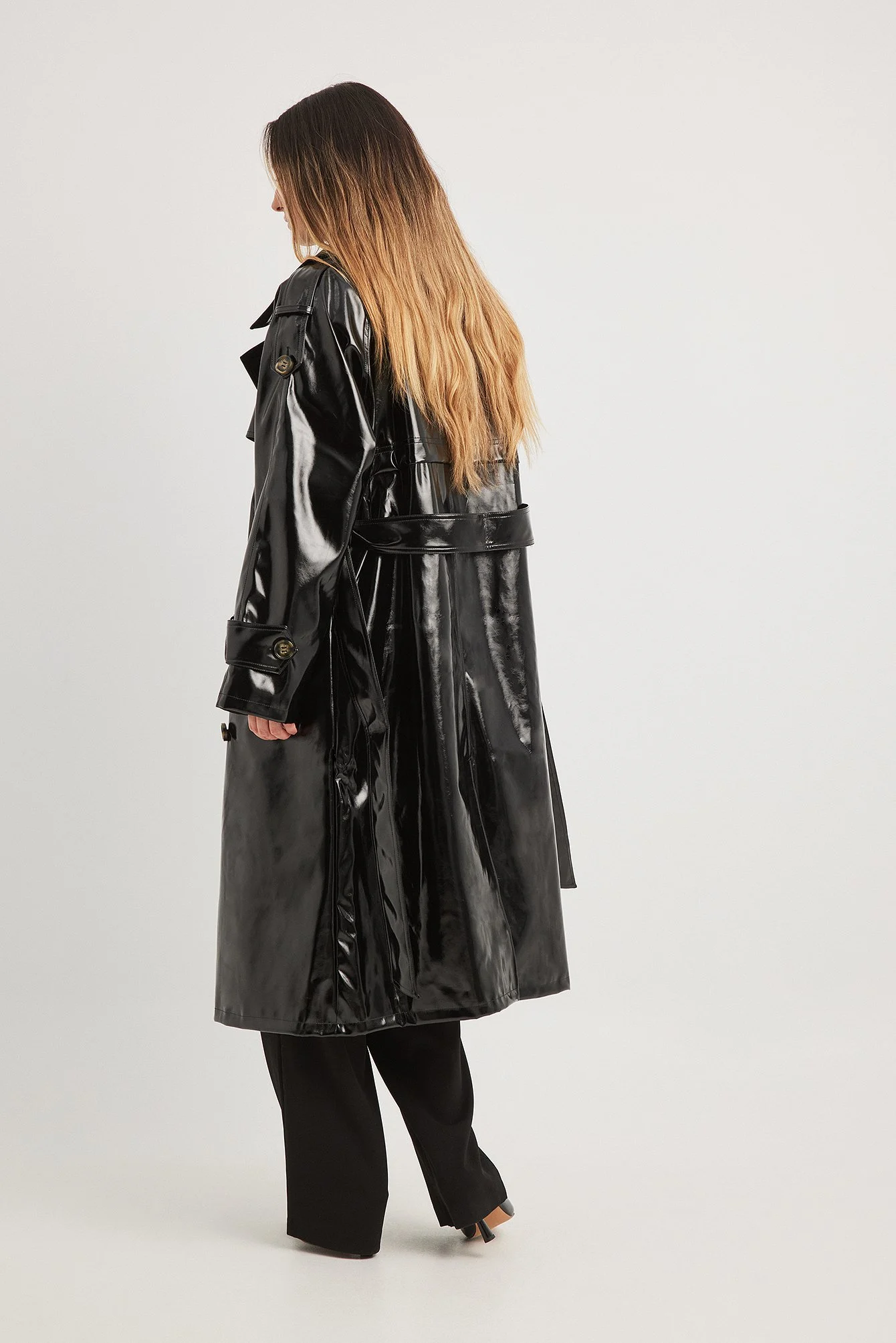 Glänzender PU-Trenchcoat mit Gürtel
