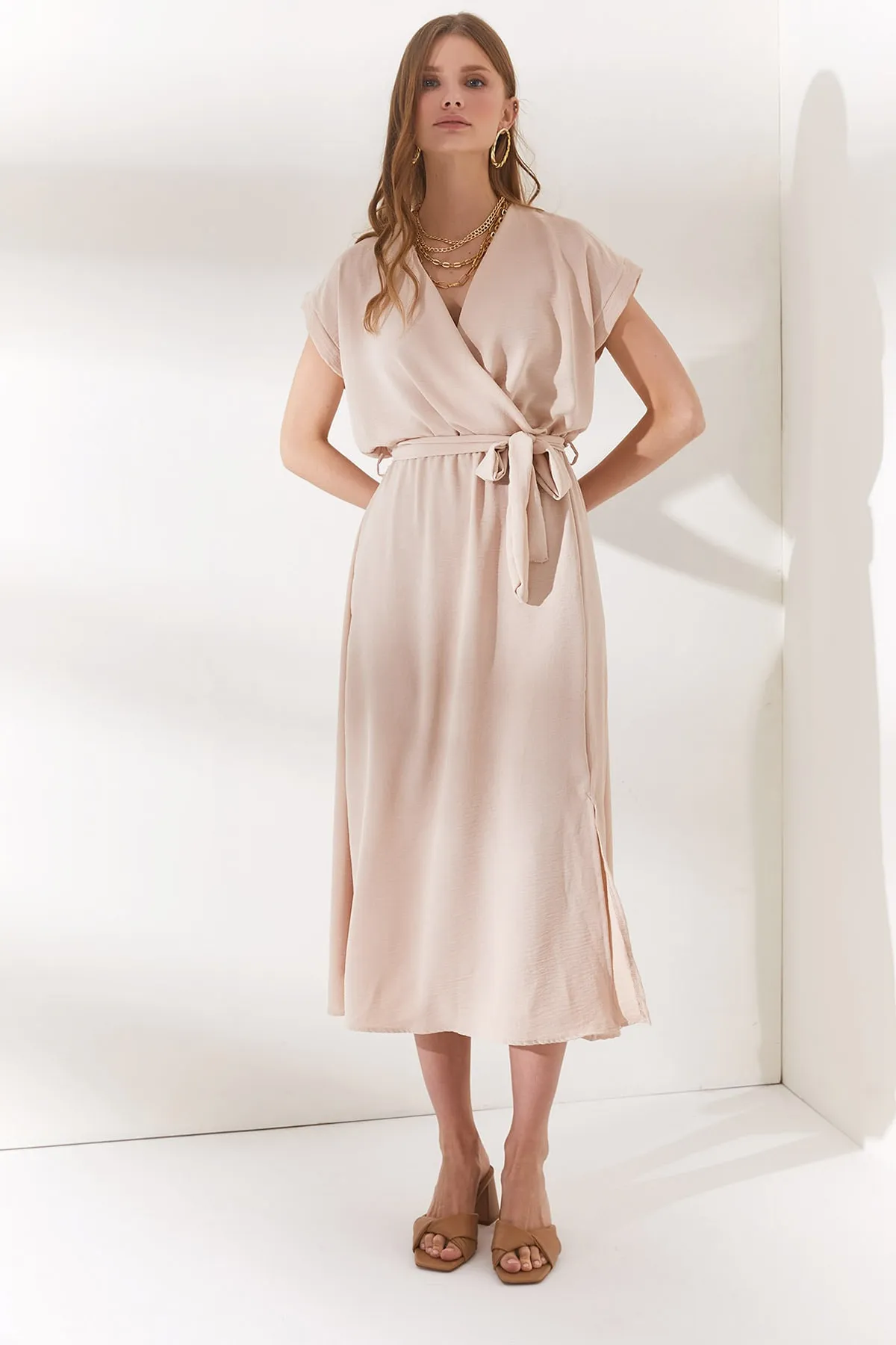 Olalook  Cremefarbenes, zweireihiges, gewebtes Kleid mit Gürtel und Schlitz für Damen ELB-19001690