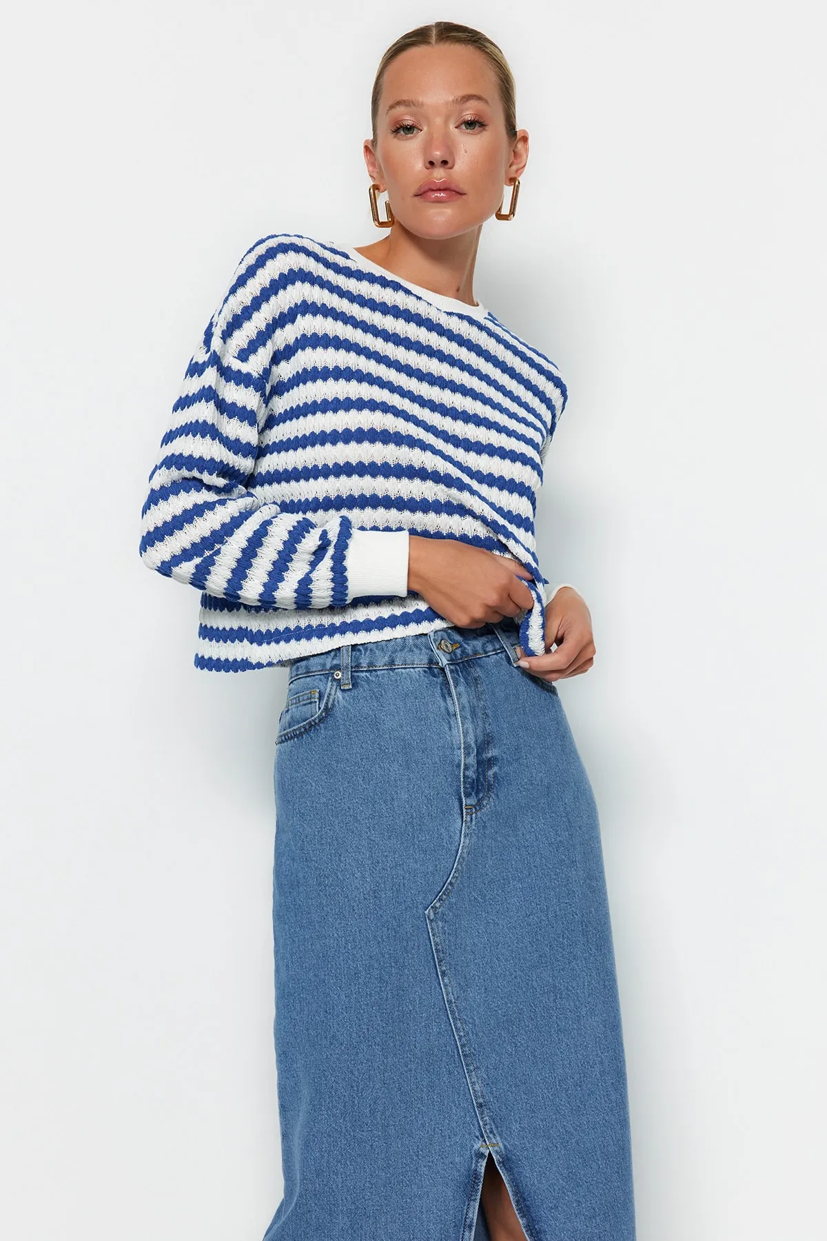 Trendyol Collection  Blau gestreifter Strickpullover TWOAW24KZ00150