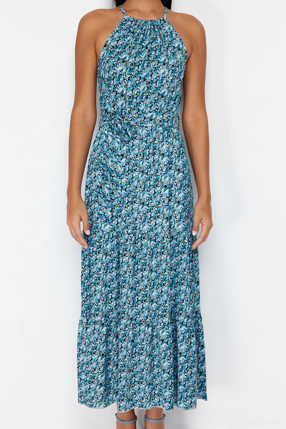 Trendyol Collection  Blaues geblümtes Skater-/Taillen-Neckholder-Maxikleid mit geripptem, dehnbarem Strick TWOSS24EL00418