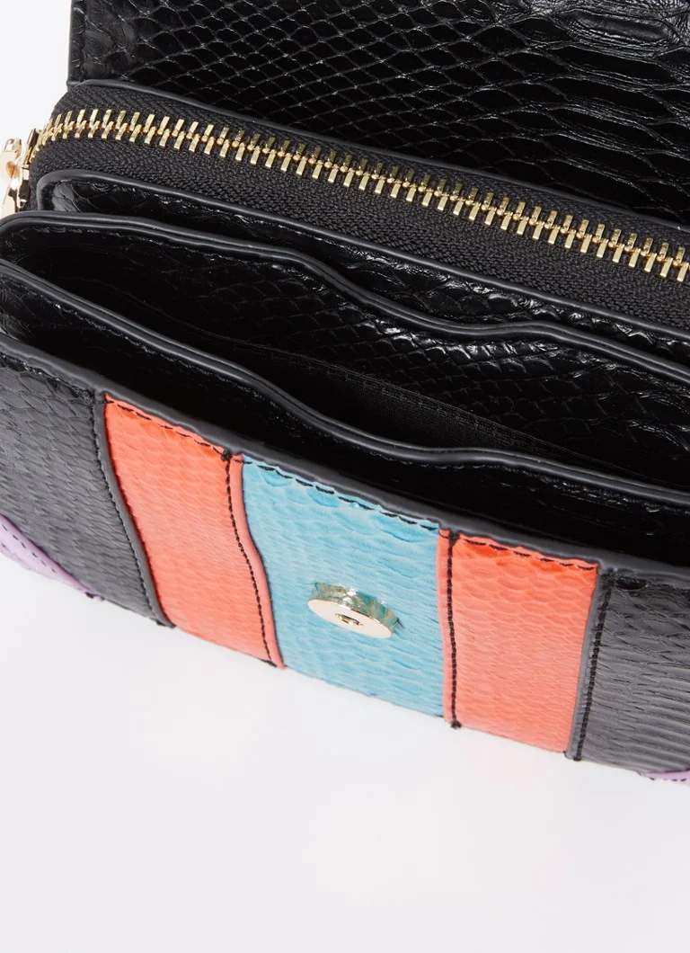 Borsa a tracolla Essentiel Antwerp Gelo con texture effetto coccodrillo.