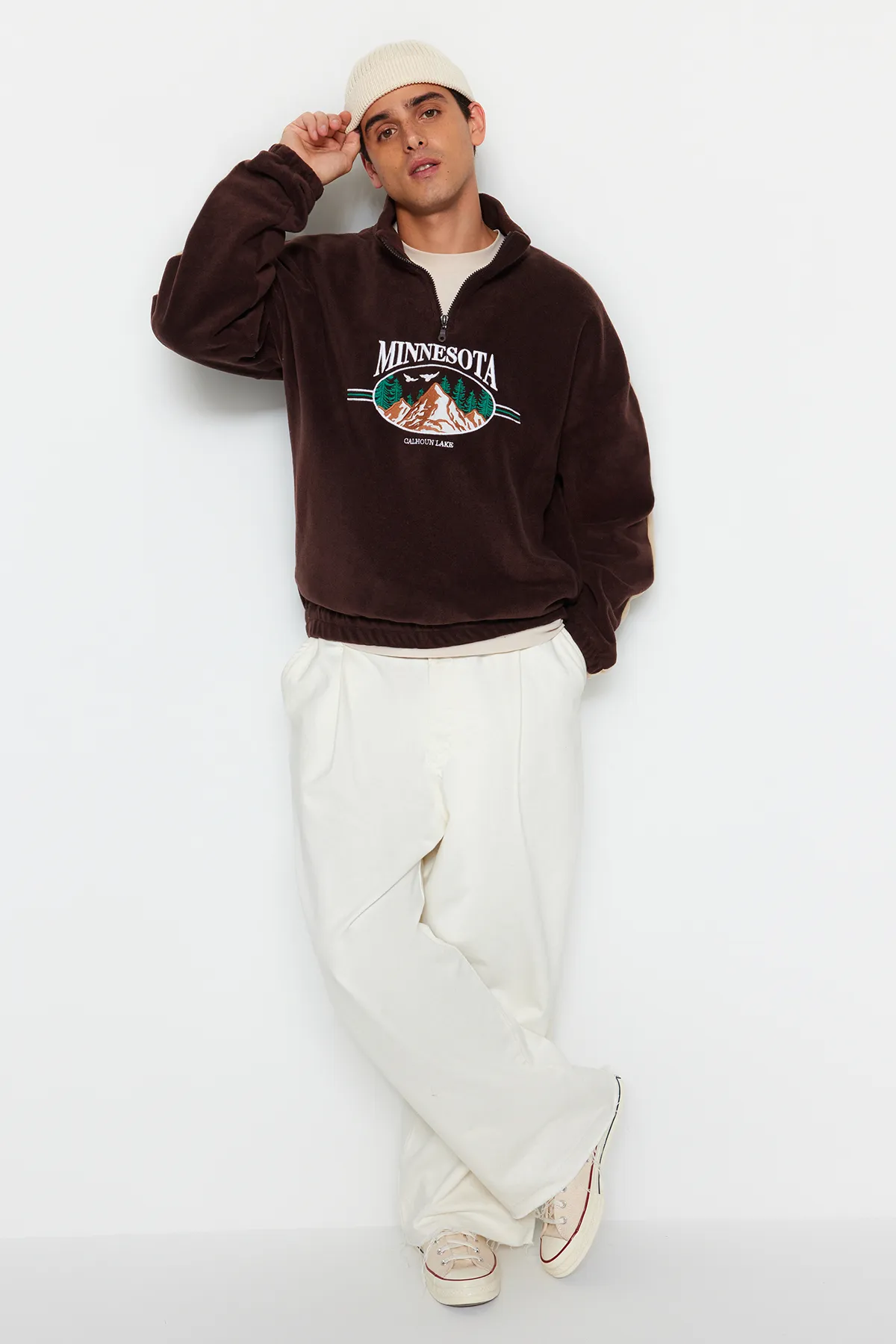 Trendyol Collection  Braunes Unisex-Sweatshirt aus Fleece mit City-Stickerei in Übergröße/weitem Schnitt und Stehkragen TMNAW24SW00034