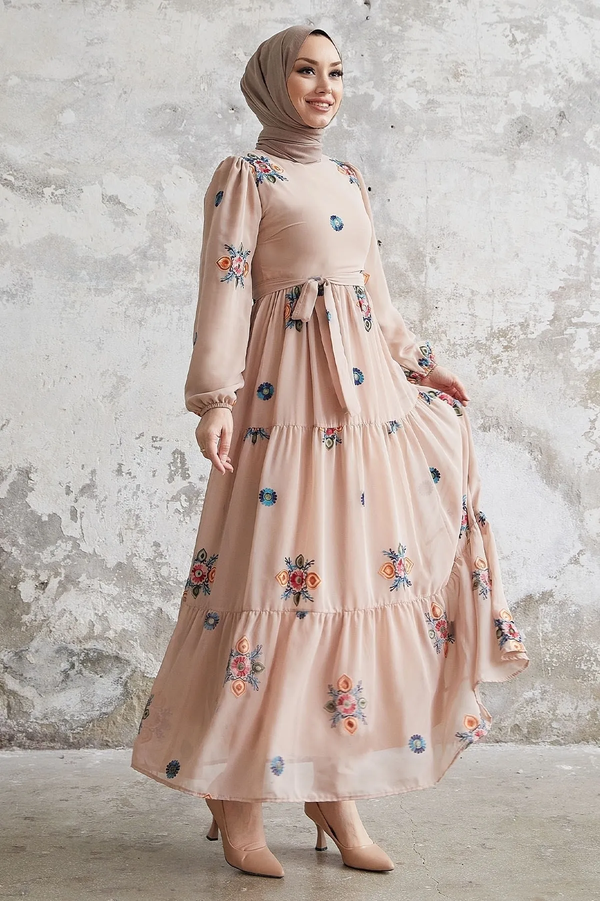 InStyle  Vanes Chiffonkleid mit Blumenstickerei – Beige