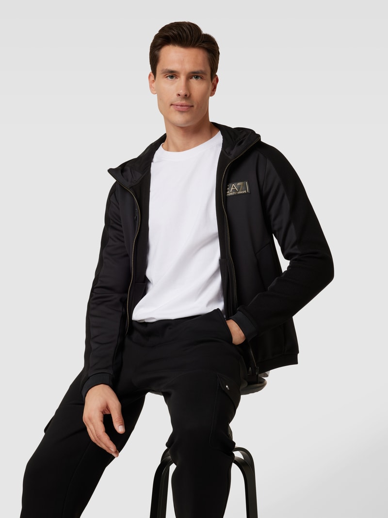 Sweatjacke mit Label-Patch in schwarz