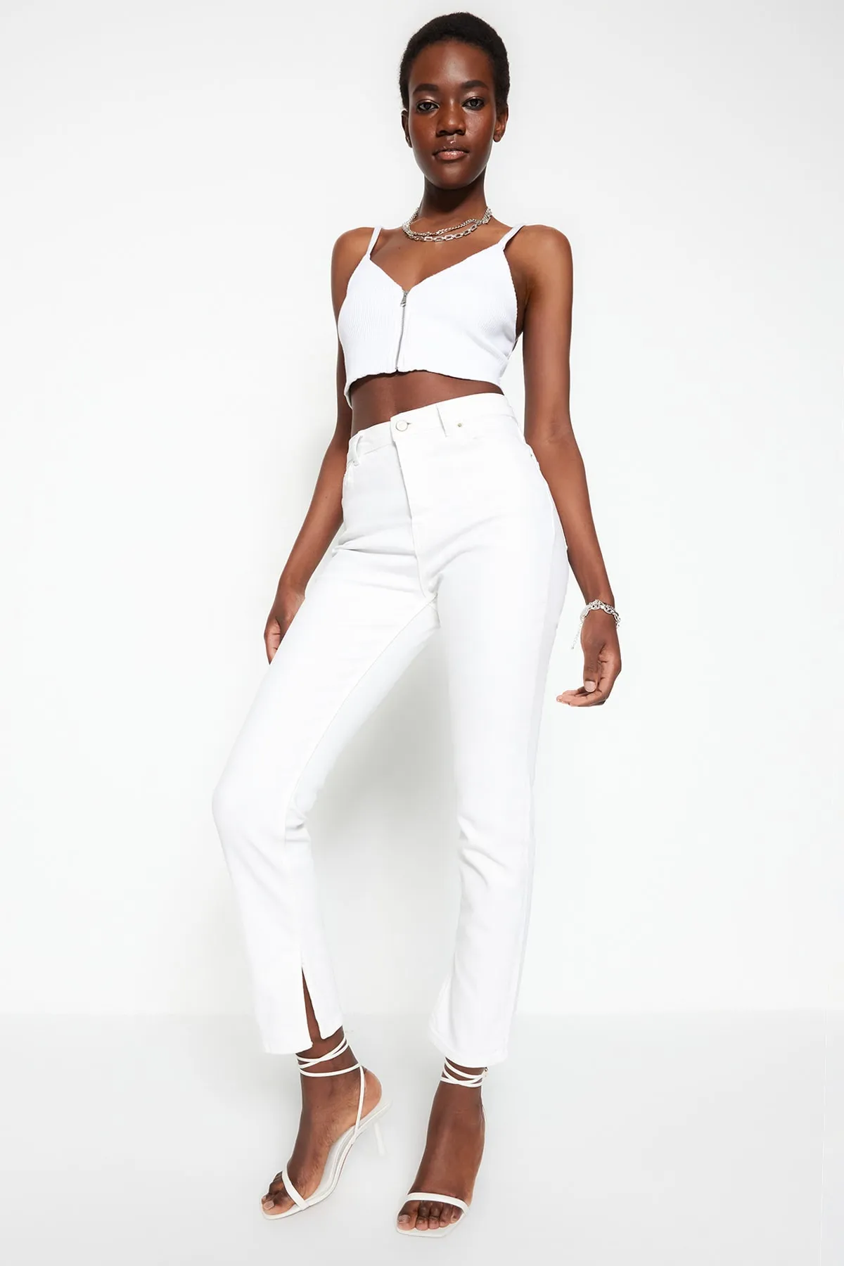 Trendyol Collection  Weiße Bootcut-Jeans mit Schlitz und hoher Taille