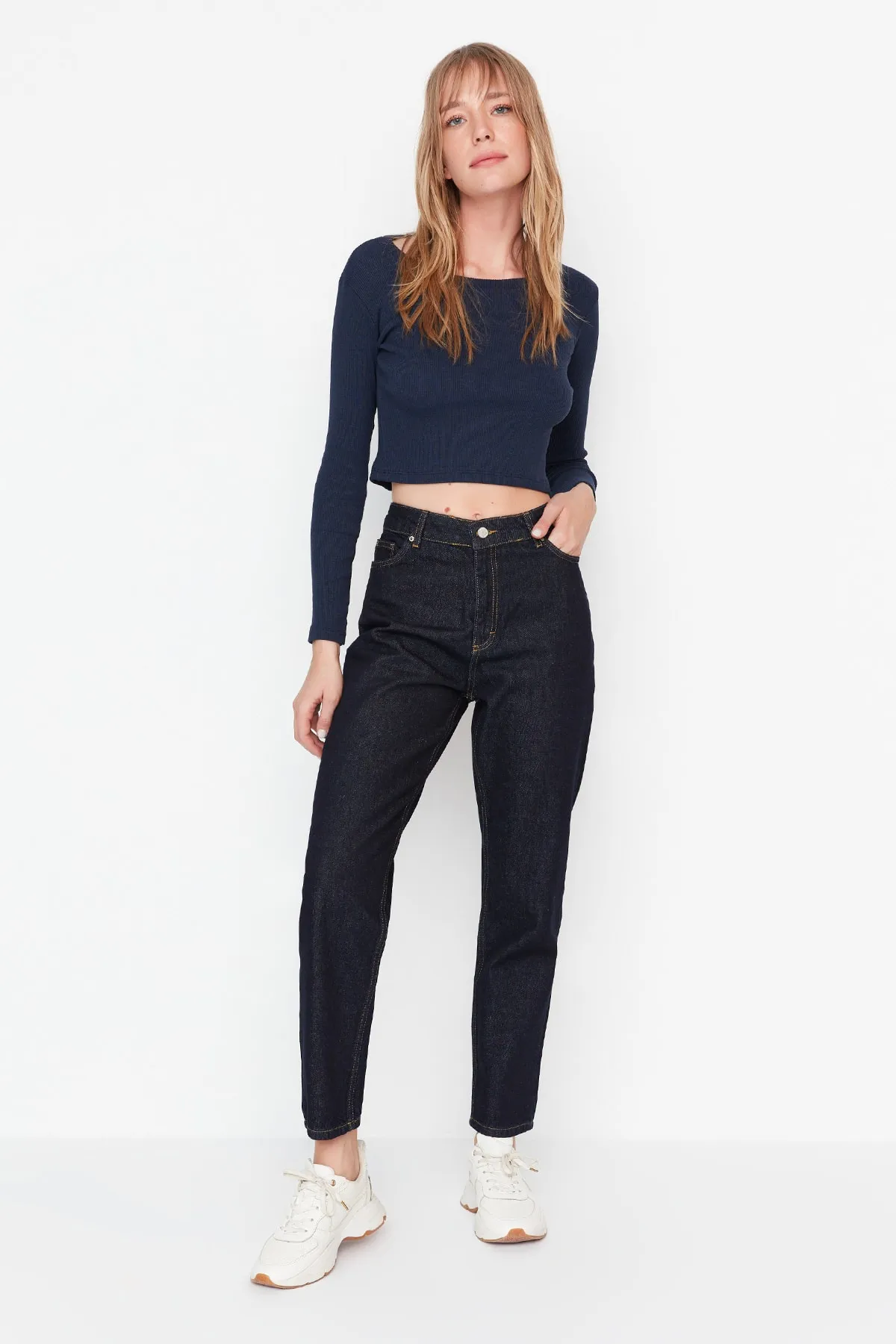 Trendyol Collection  Dunkelblaue, nachhaltigere Mom-Jeans mit hoher Taille TWOAW23JE00369