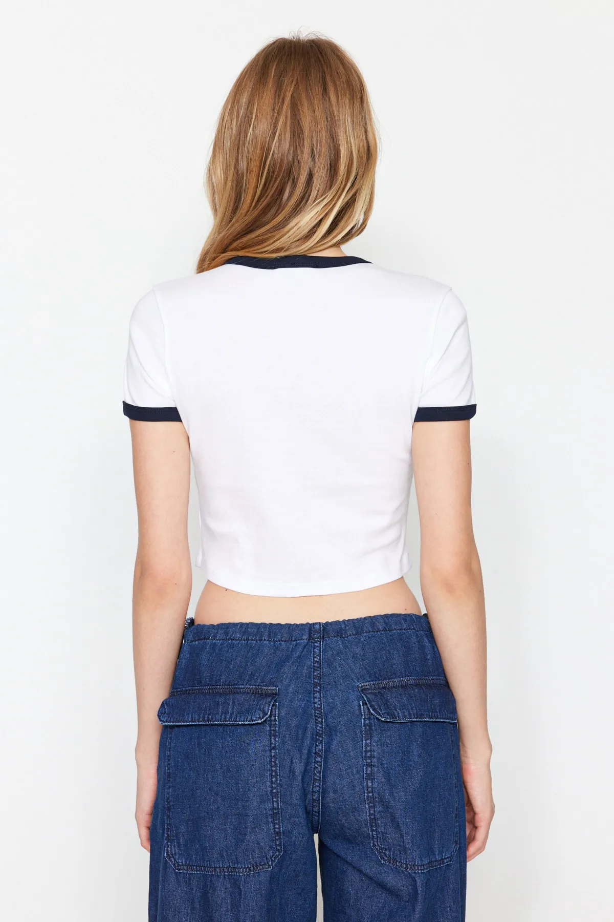 Trendyol Collection  Weißes, figurbetontes, kurz geschnittenes Strick-T-Shirt mit Slogan-Aufdruck aus 100 % Baumwolle TWOSS23TS00100