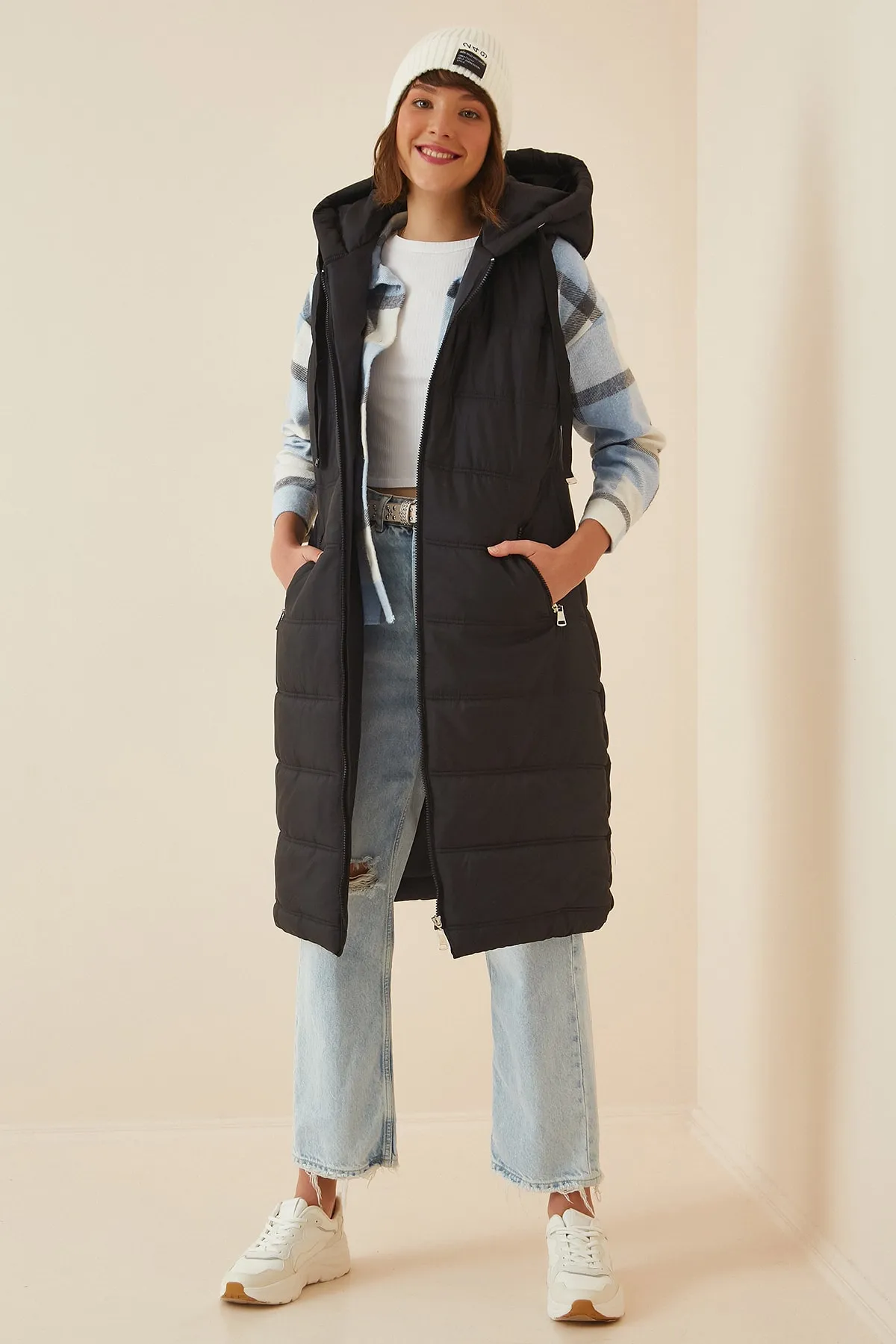 Happiness İstanbul  Schwarze, ärmellose Pufferweste mit Kapuze für Damen DD01010