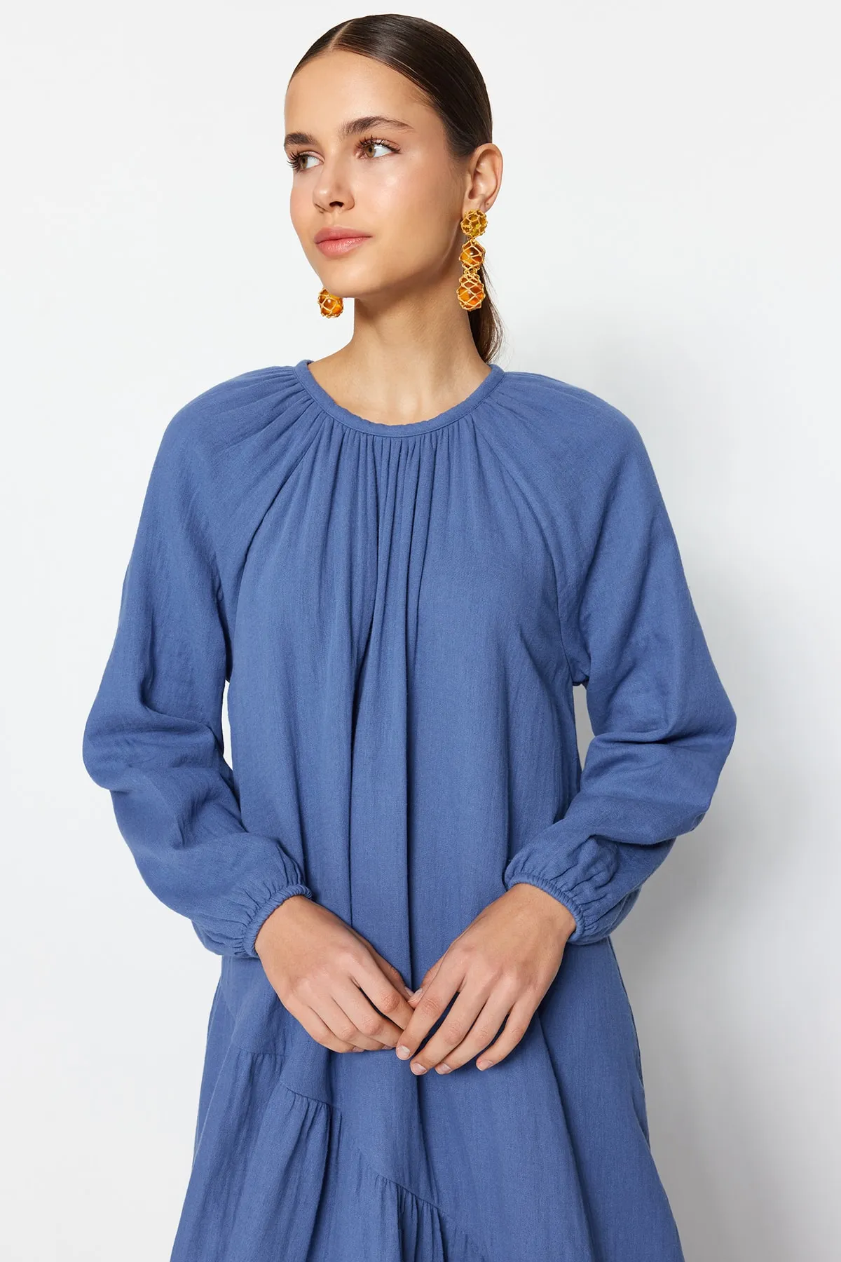 Trendyol Modest  Indigoblaues, gefüttertes, gewebtes Kleid aus 100 % Baumwollmusselin mit Raffung und weiter Passform TCTSS23EB00285